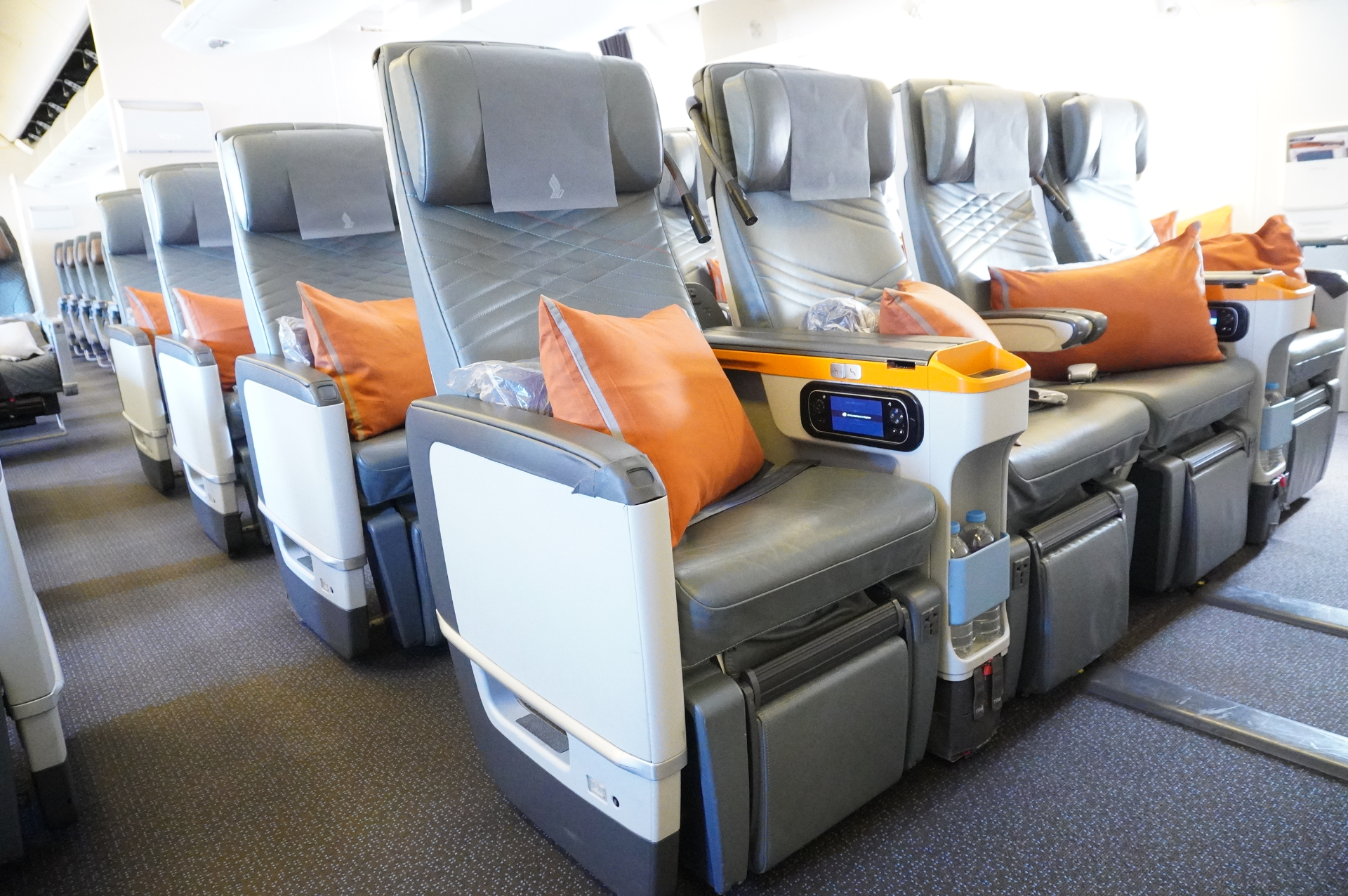 プレミアムエコノミークラスを搭載した全4クラス総座席数264席の「ボーイング 777-300ER型機」。日本路線のなかでは羽田/成田の一部便で運航