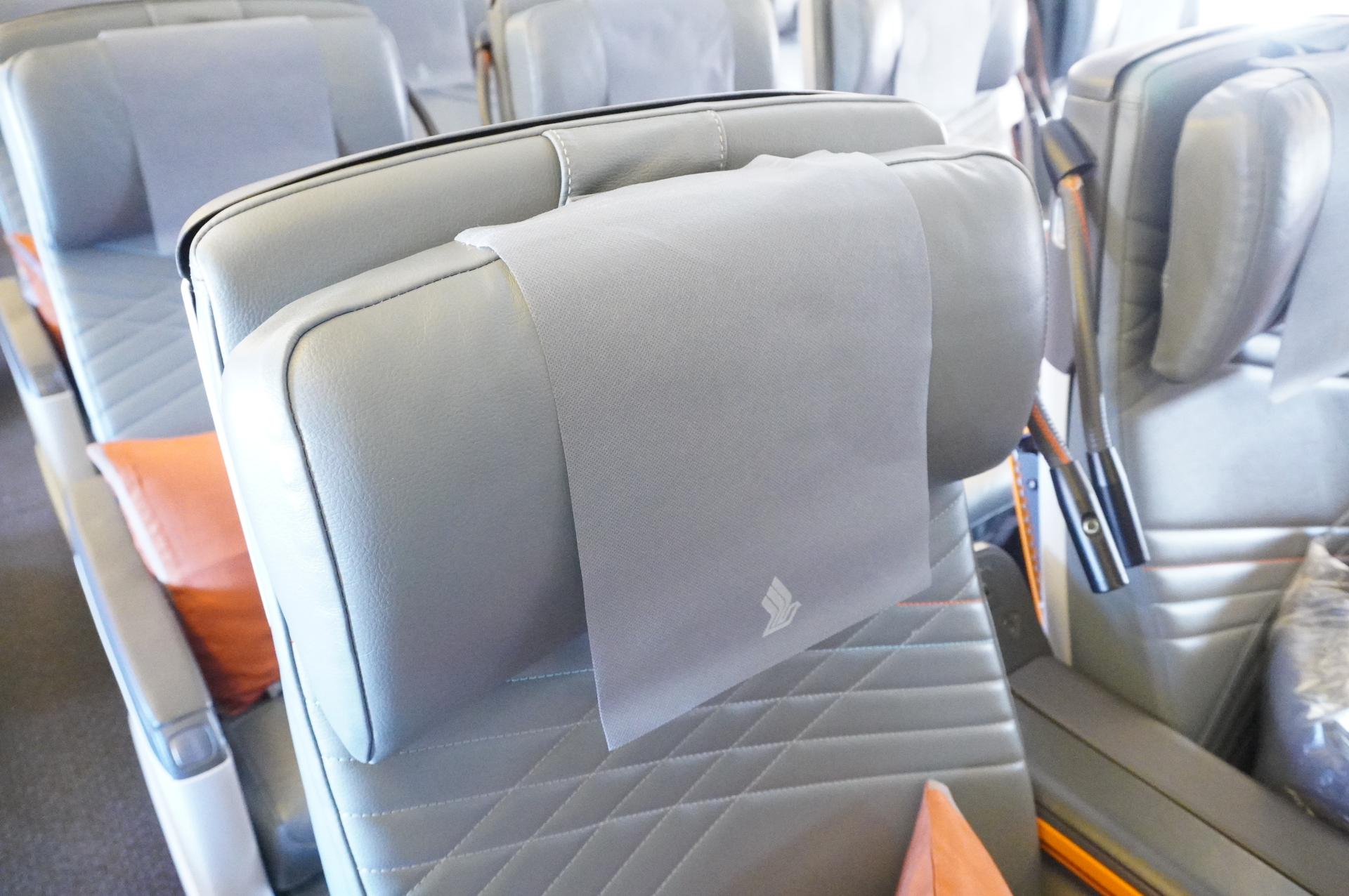 プレミアムエコノミークラスを搭載した全4クラス総座席数264席の「ボーイング 777-300ER型機」。日本路線のなかでは羽田/成田の一部便で運航