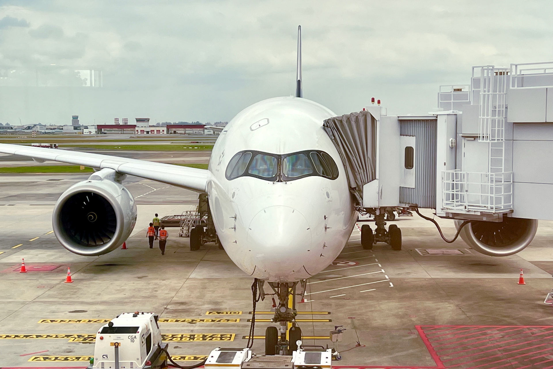 こちらは羽田に向けて出発を待つ「エアバス A350-900型機」（プレエコなしの2クラス制）