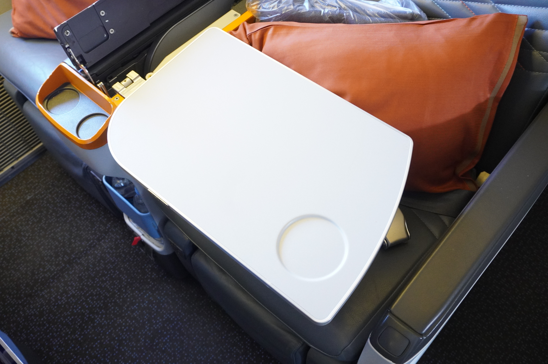 プレミアムエコノミークラスを搭載した全4クラス総座席数264席の「ボーイング 777-300ER型機」。日本路線のなかでは羽田/成田の一部便で運航