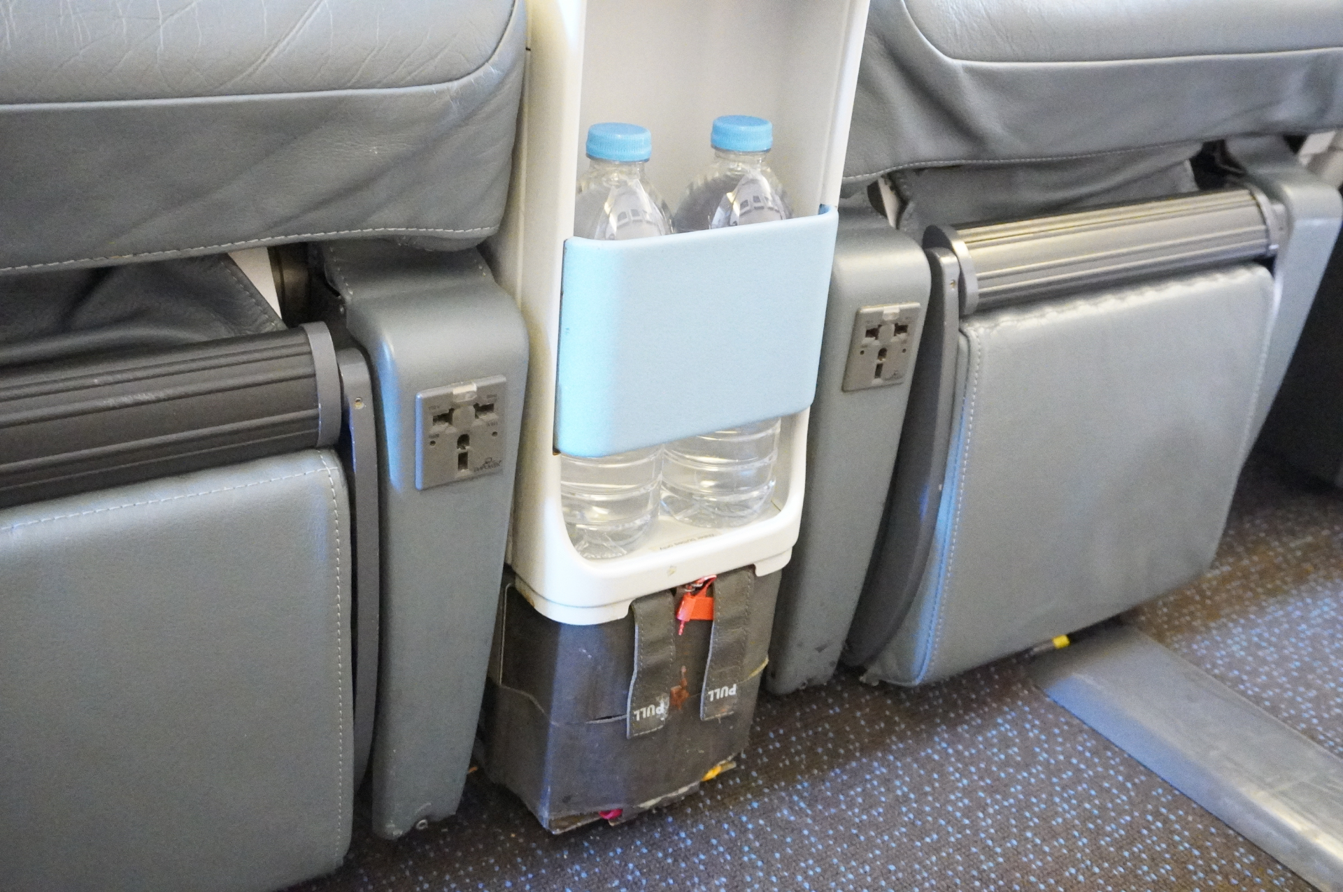 プレミアムエコノミークラスを搭載した全4クラス総座席数264席の「ボーイング 777-300ER型機」。日本路線のなかでは羽田/成田の一部便で運航