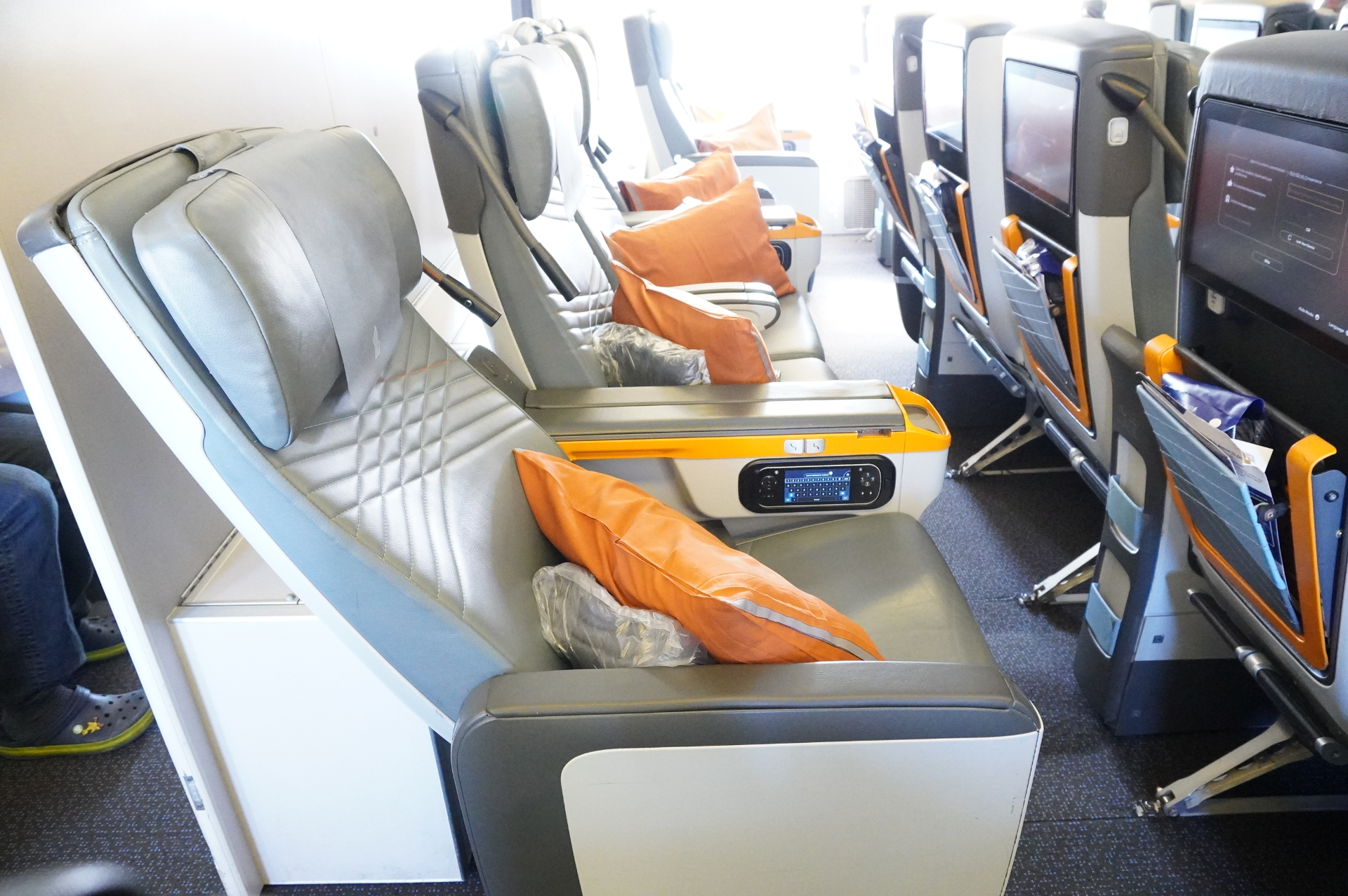 プレミアムエコノミークラスを搭載した全4クラス総座席数264席の「ボーイング 777-300ER型機」。日本路線のなかでは羽田/成田の一部便で運航