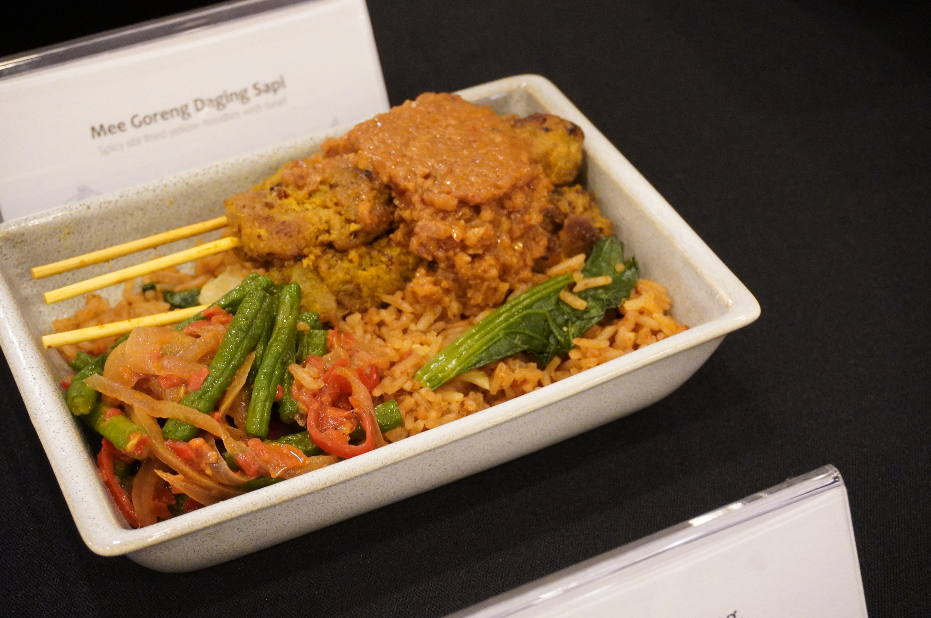 何度搭乗しても飽きずに楽しめるよう、シンガポールらしい料理はもちろん和洋バリエーションを揃える