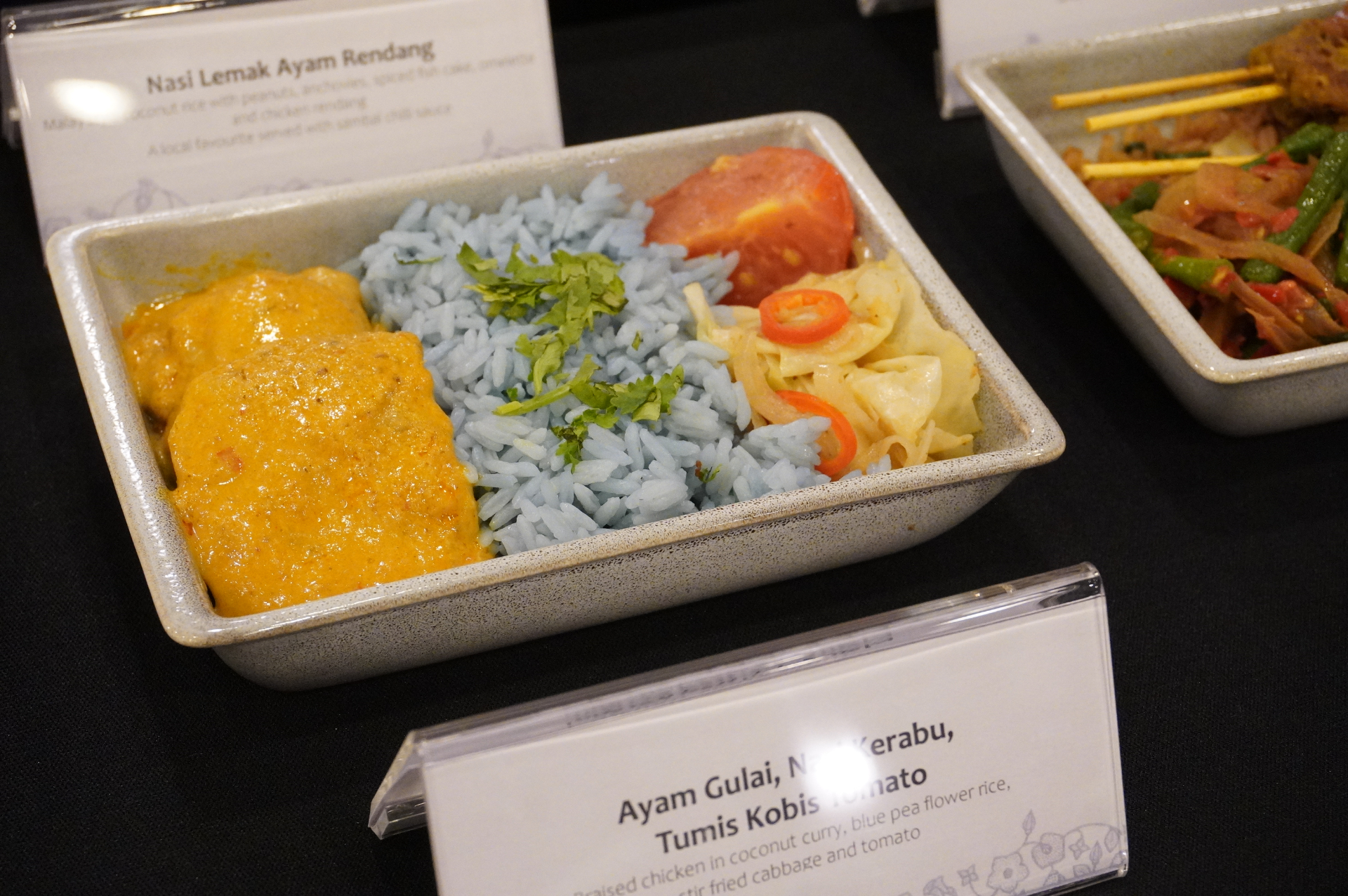 何度搭乗しても飽きずに楽しめるよう、シンガポールらしい料理はもちろん和洋バリエーションを揃える