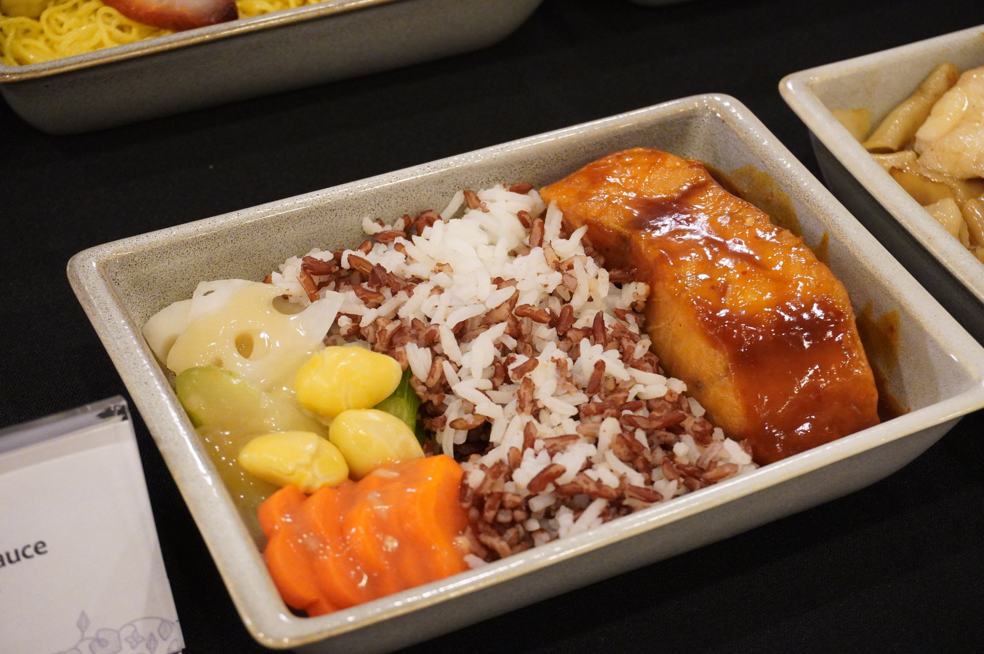 何度搭乗しても飽きずに楽しめるよう、シンガポールらしい料理はもちろん和洋バリエーションを揃える