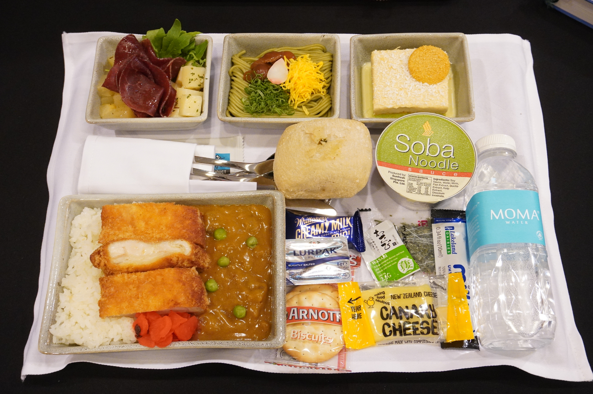 日本～シンガポール線のランチ・ディナー。メインディッシュは和食（ポークカツカレーなど）または洋食（鶏肉の赤ワイン煮込みなど）を選べる