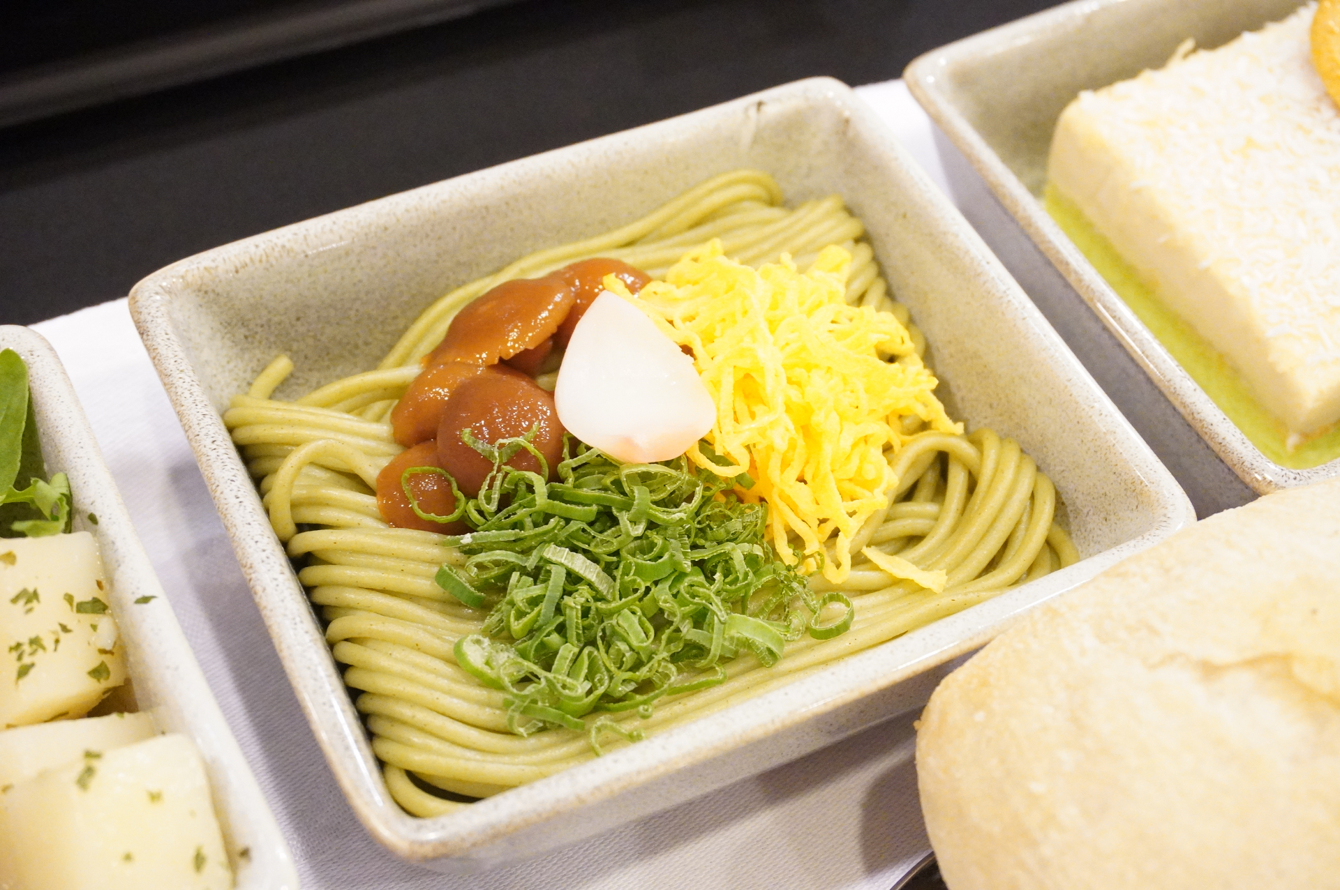 ランチ・ディナーのサイドメニューには、冷たいそばなど和食メニューが1品付く。朝食は、和食をメインに選んだ場合でもクロワッサンが付く