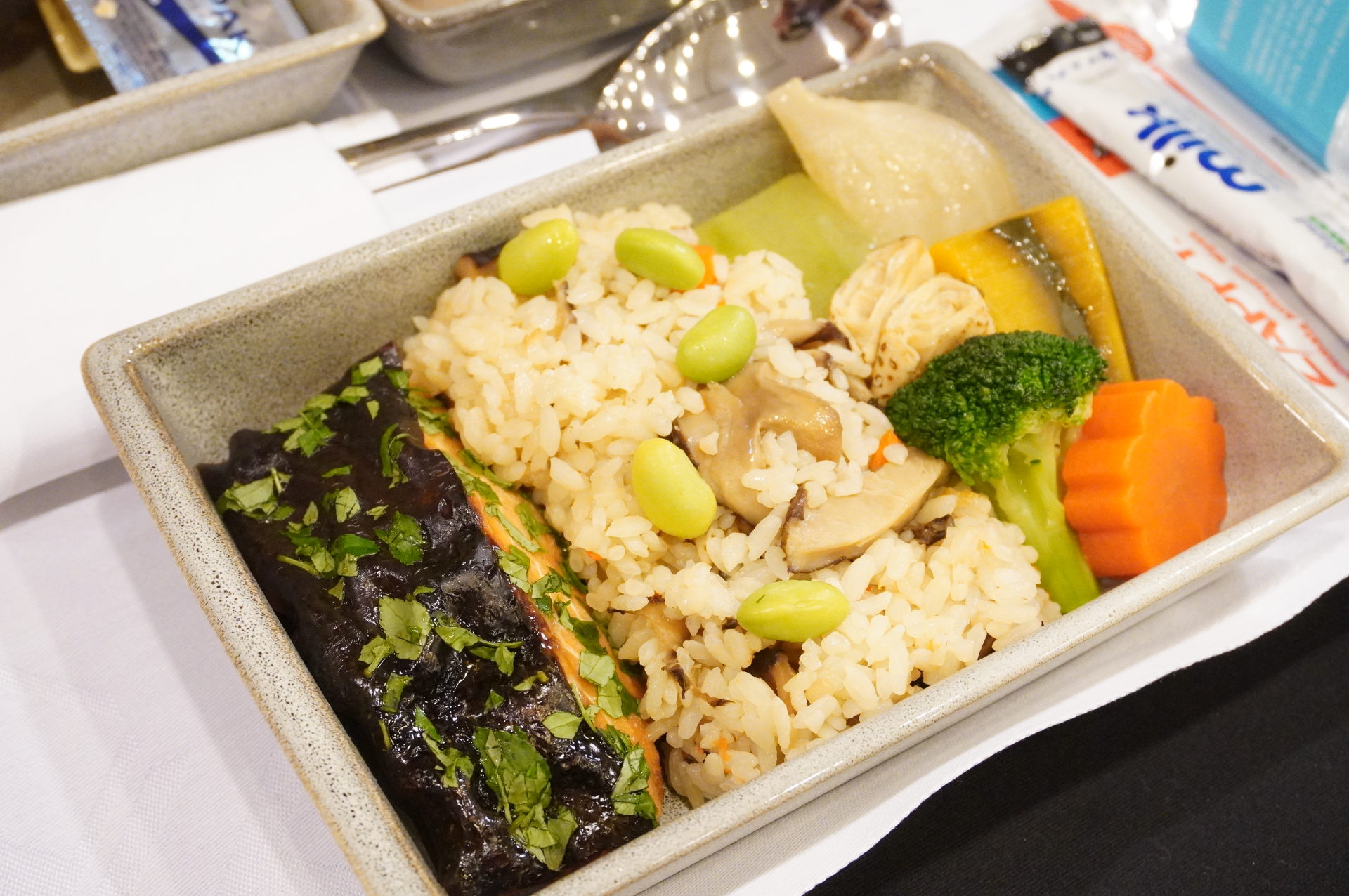 ランチ・ディナーのサイドメニューには、冷たいそばなど和食メニューが1品付く。朝食は、和食をメインに選んだ場合でもクロワッサンが付く