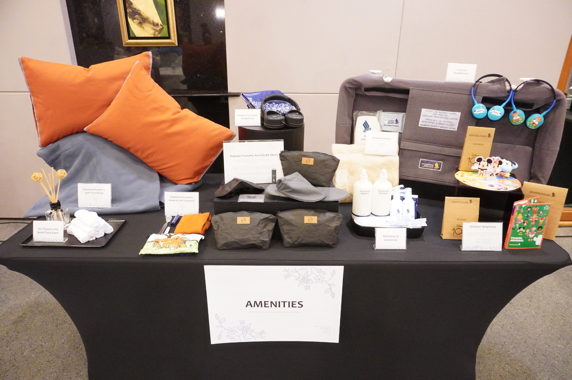 各座席に用意されるアメニティ。シンプルかつ機能的なプロダクトにリニューアルした