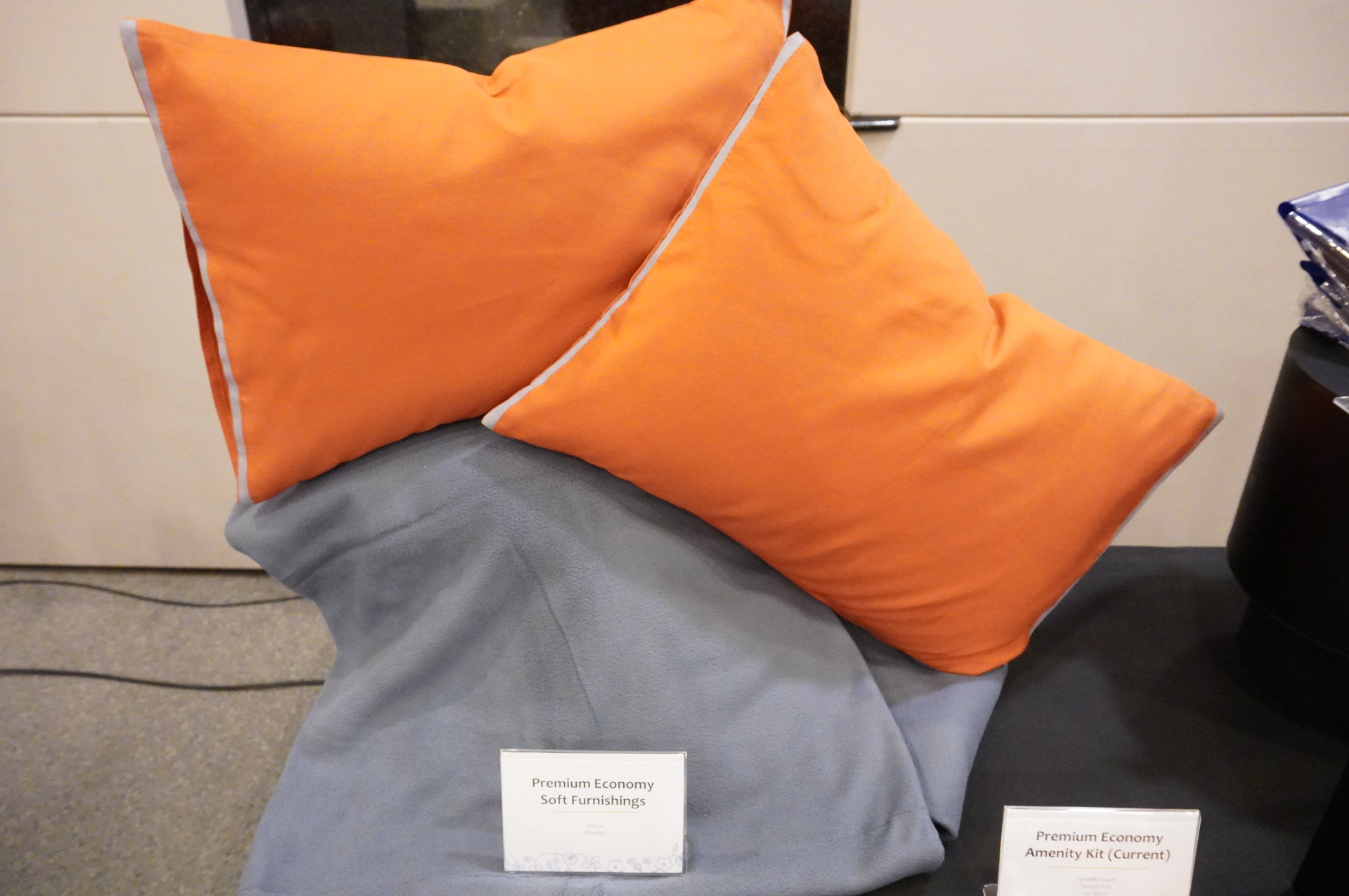 プレミアムエコノミークラスのための大きな枕と毛布