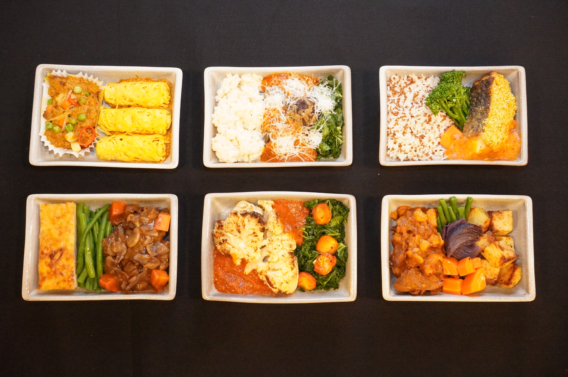 和洋中とさまざまなメイン・サイドメニューが用意されている「Book the Cook」。搭乗24時間前のオーダーでこだわりの食事が楽しめる