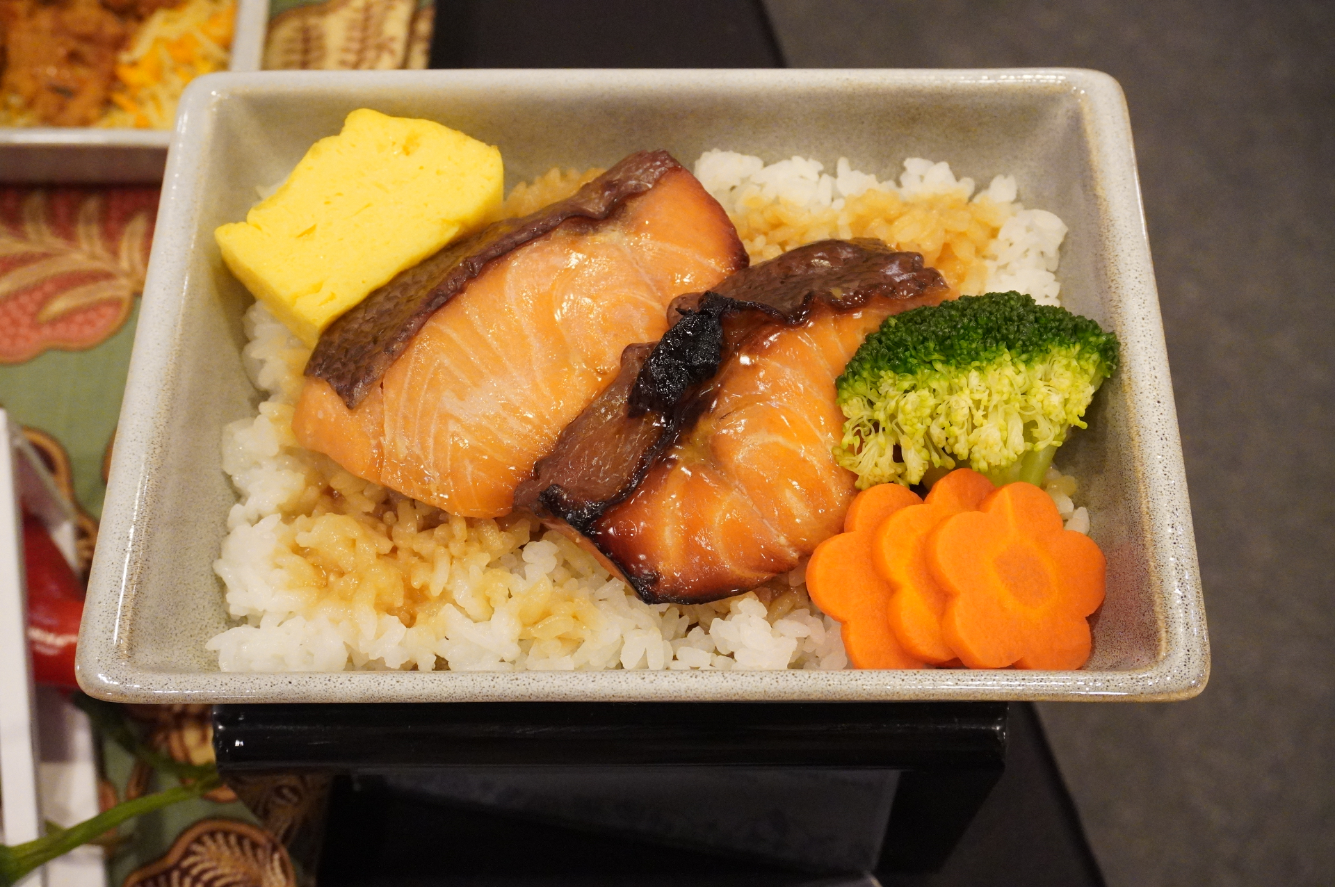 こちらは鮭の照り焼き。日本の白米のうえにのっていて、季節の野菜と玉子焼きも添えられた健康的なメニュー
