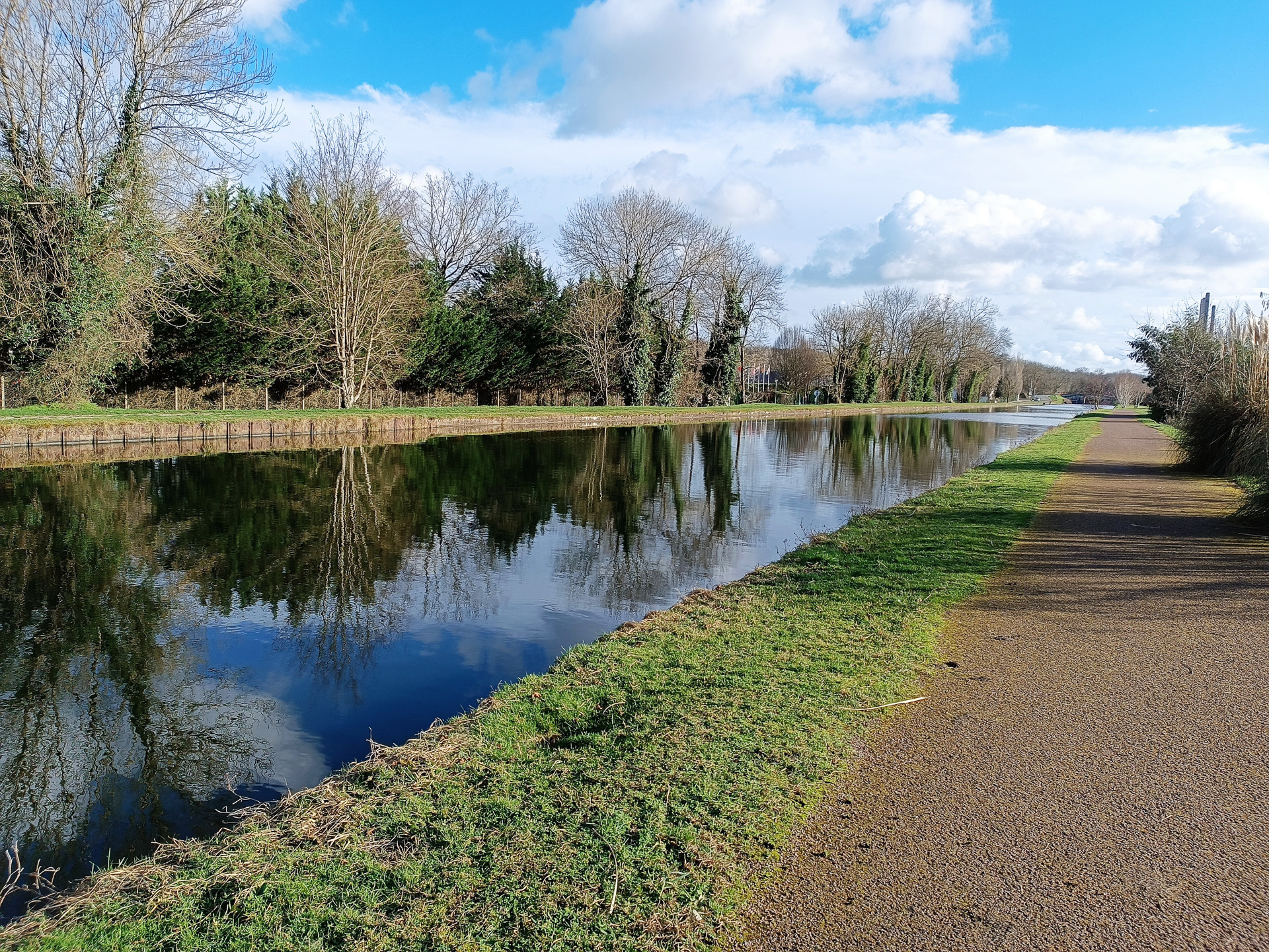 スタート地点の駅に戻る途中にある、お城、教会、運河
