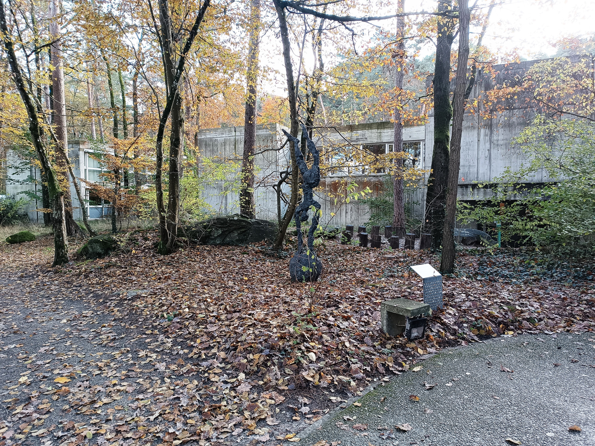 イル・ド・フランス先史時代博物館は森のなかにあります