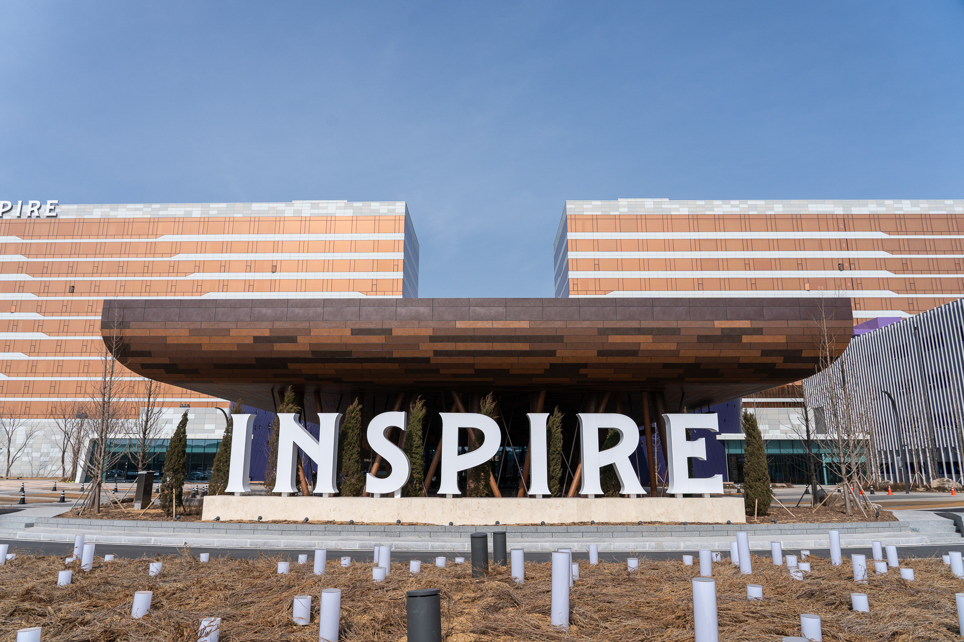 左右の建物はフォレストタワーとサンタワーという12階建てのホテル。高層タイプでないのは空港至近だから