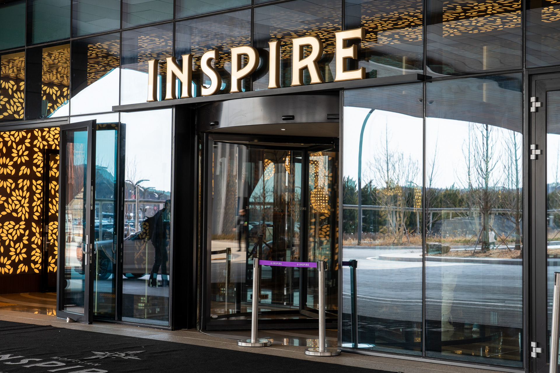 この回転ドアから入ると……