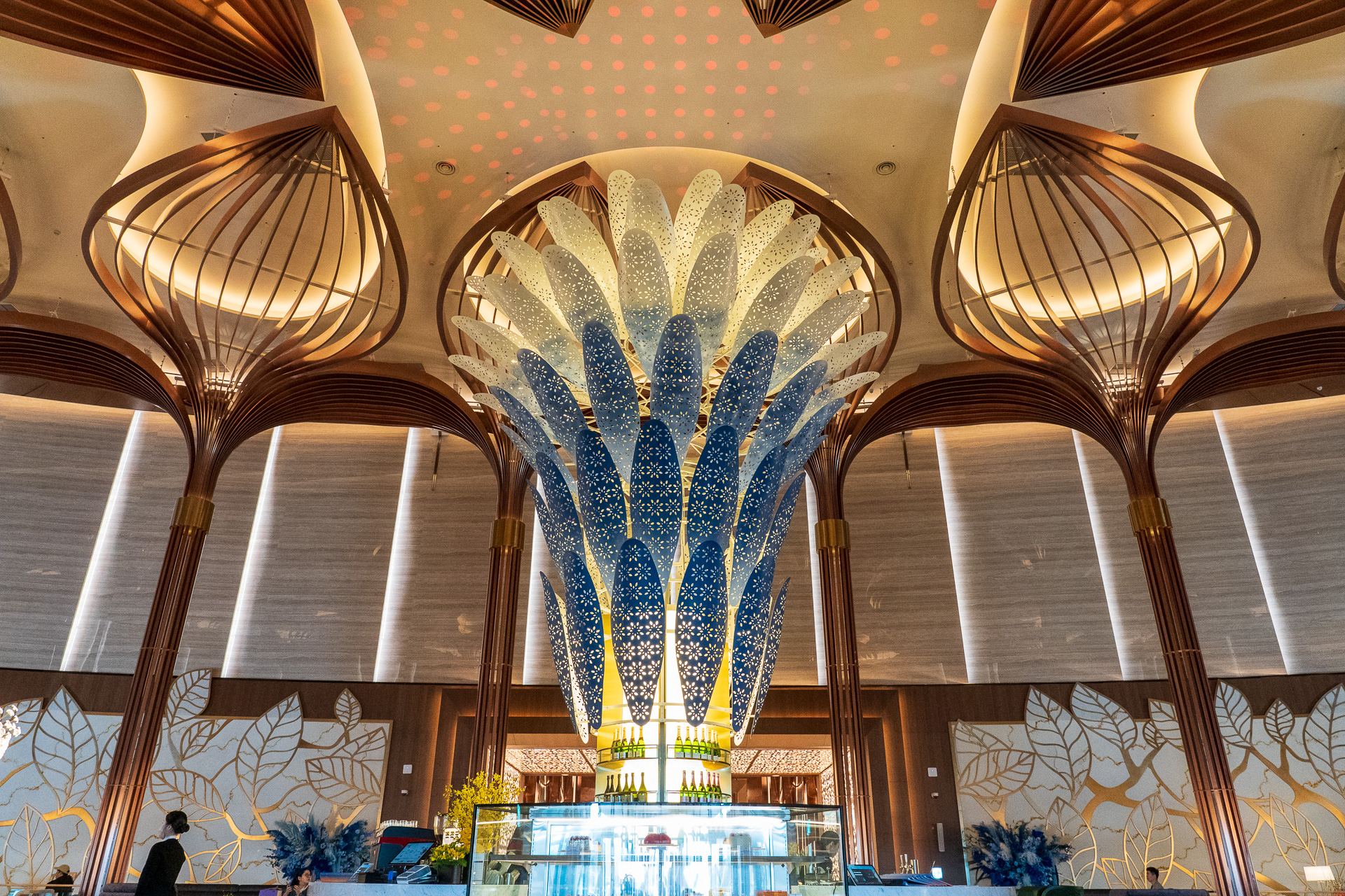 リゾートに足を踏み入れた瞬間、目に飛び込んでくるホライゾン・ラウンジにあるムードライト