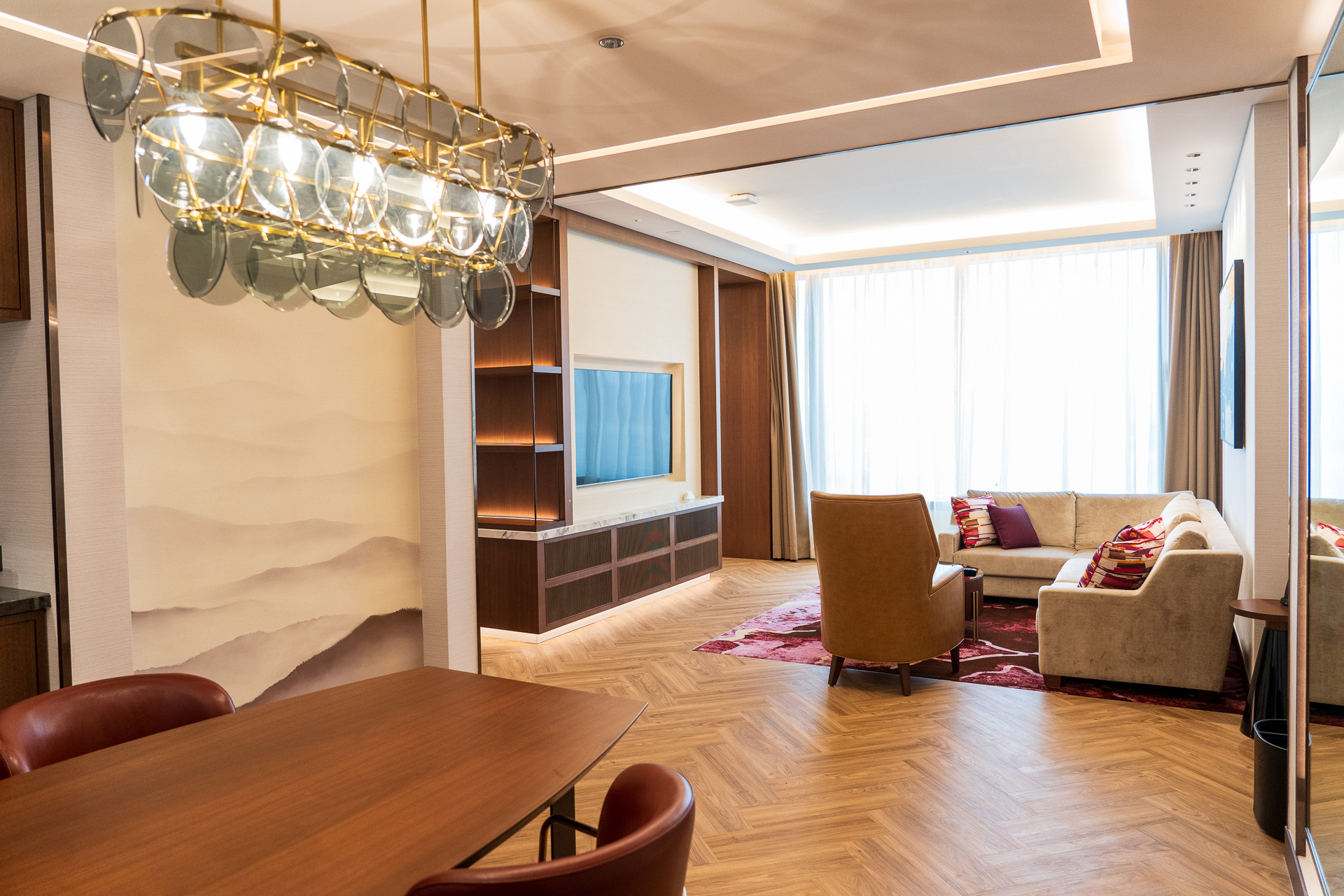 ドアを開けてびっくり。4人座れるダイニングテーブルが目の前に