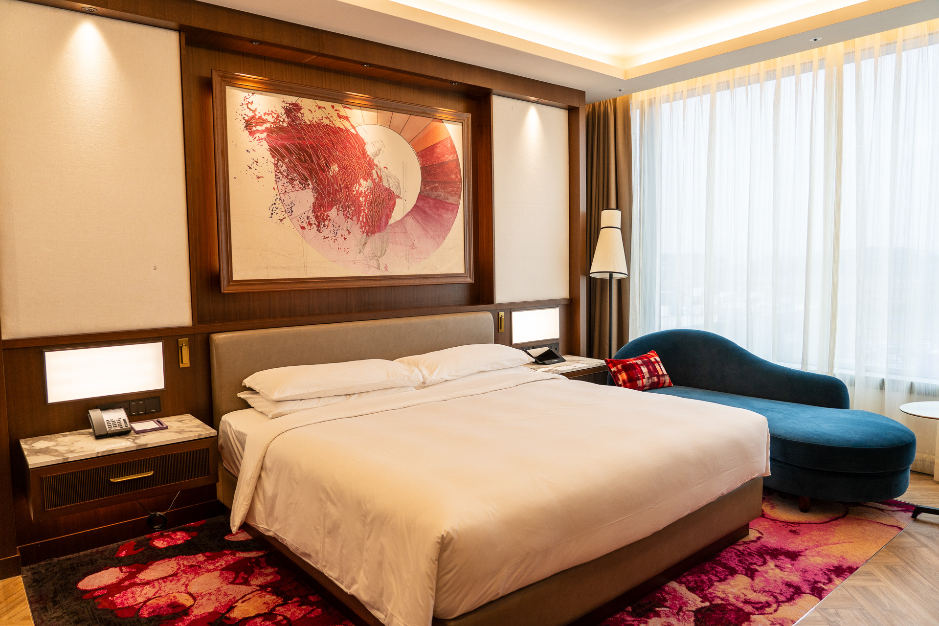 奥にベッドルーム