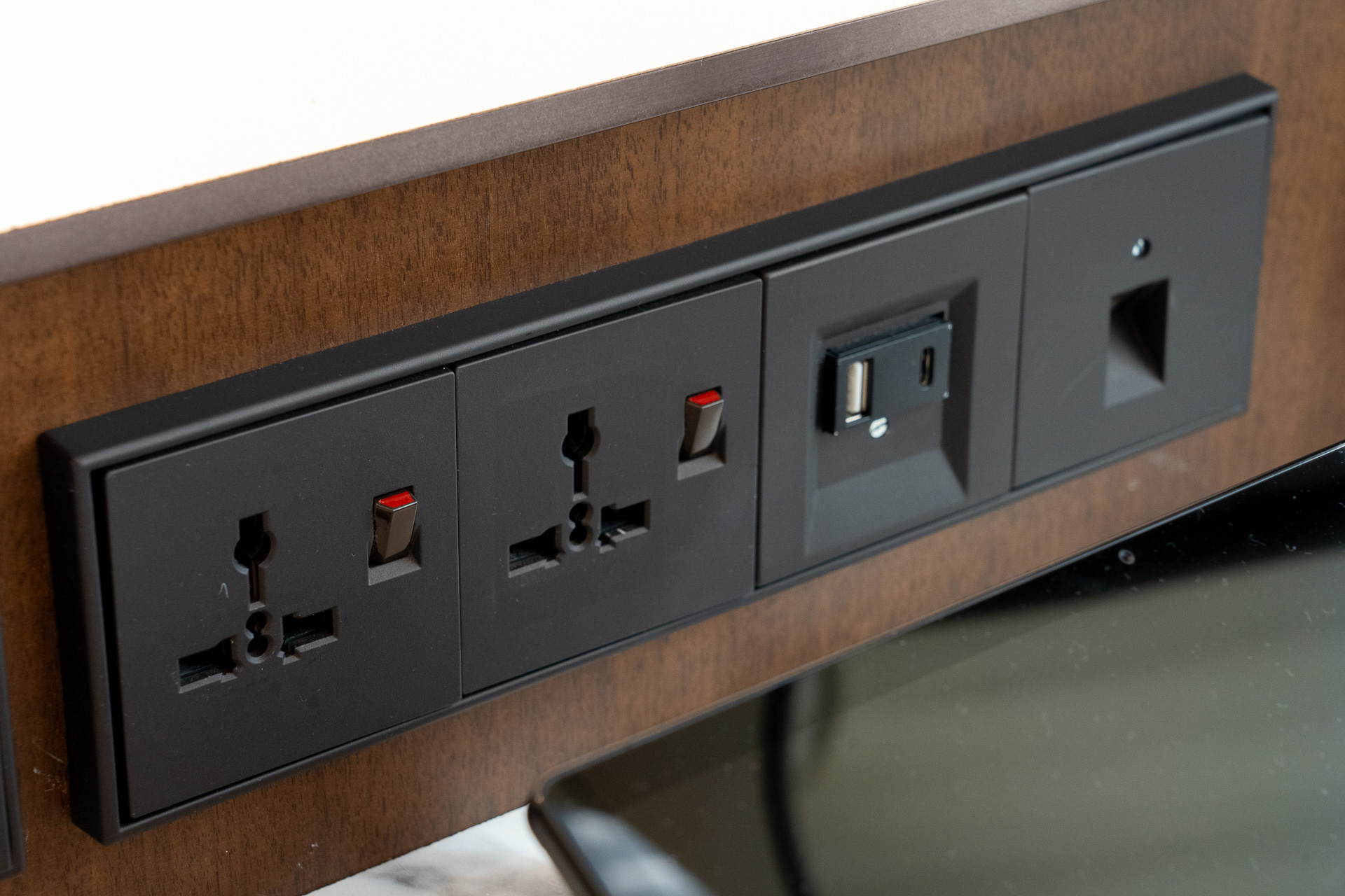 ベッドサイドのコンセントまわりはUSB対応。無料Wi-Fiもあり