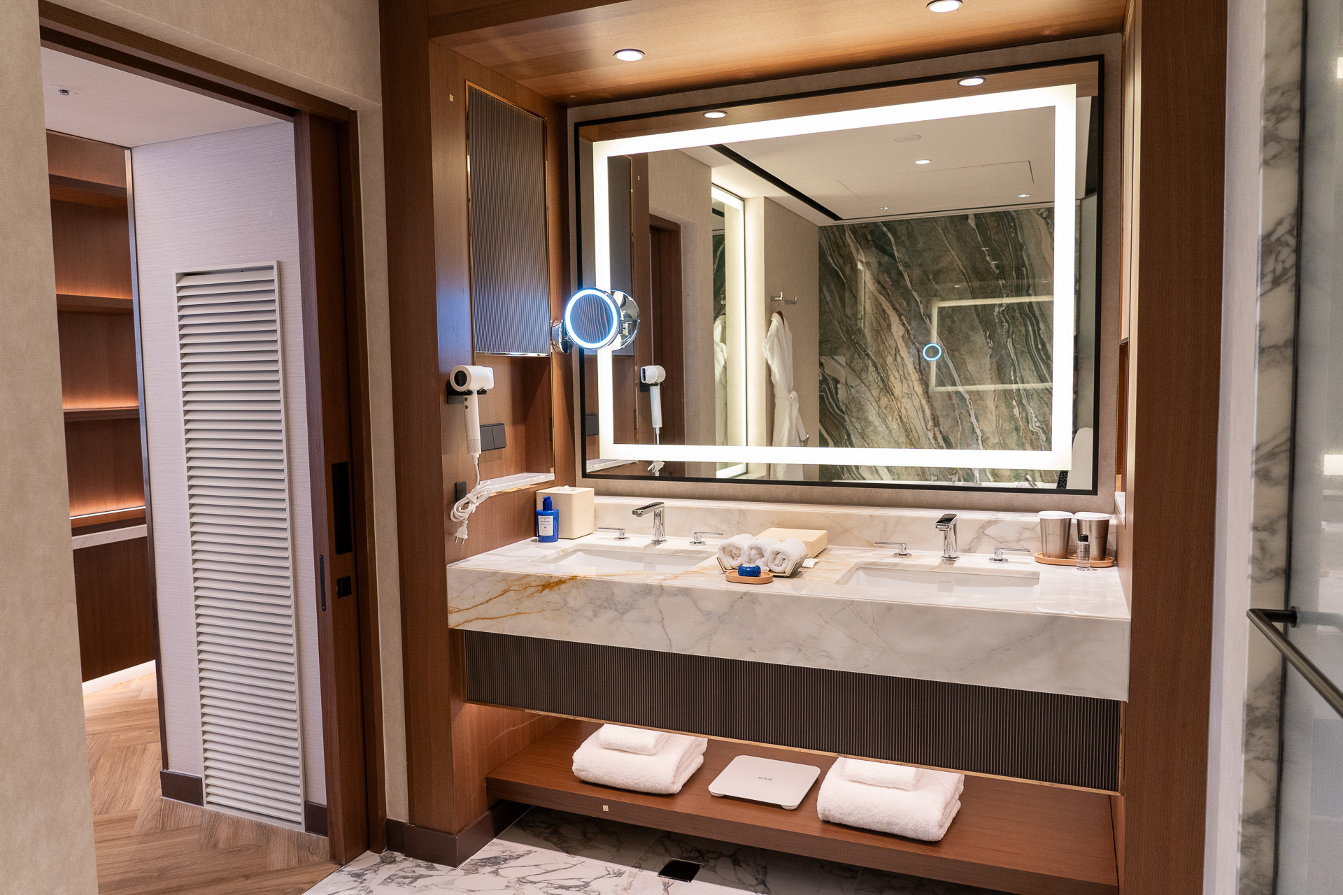 ダブルシンクのパウダールーム。 バスアメニティはアクアディパルマ