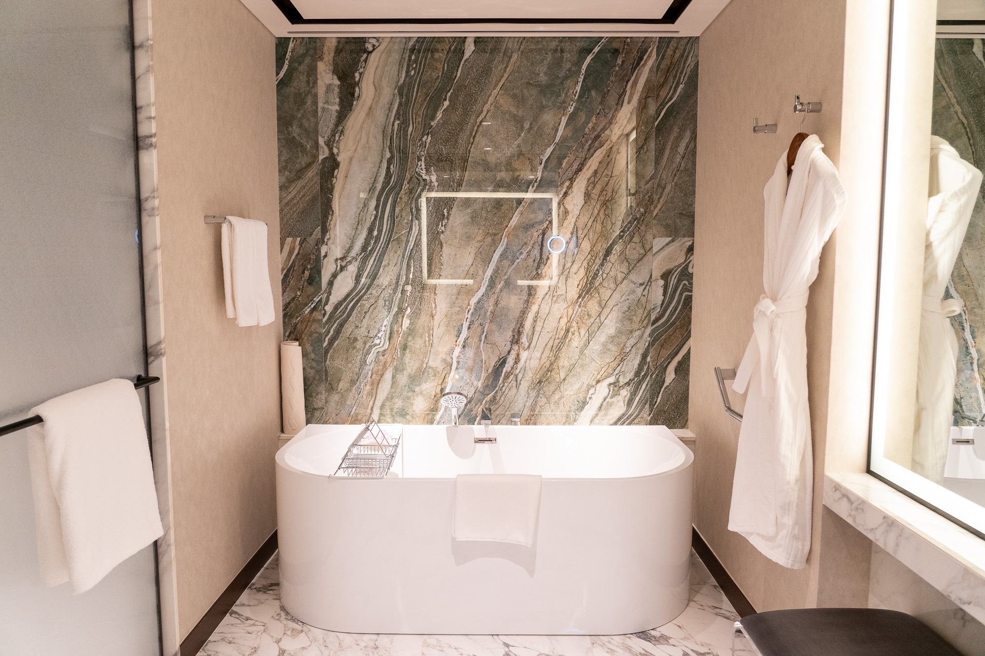 優雅な気分で足を伸ばせるバスタブ。アメニティにバスソルト付き