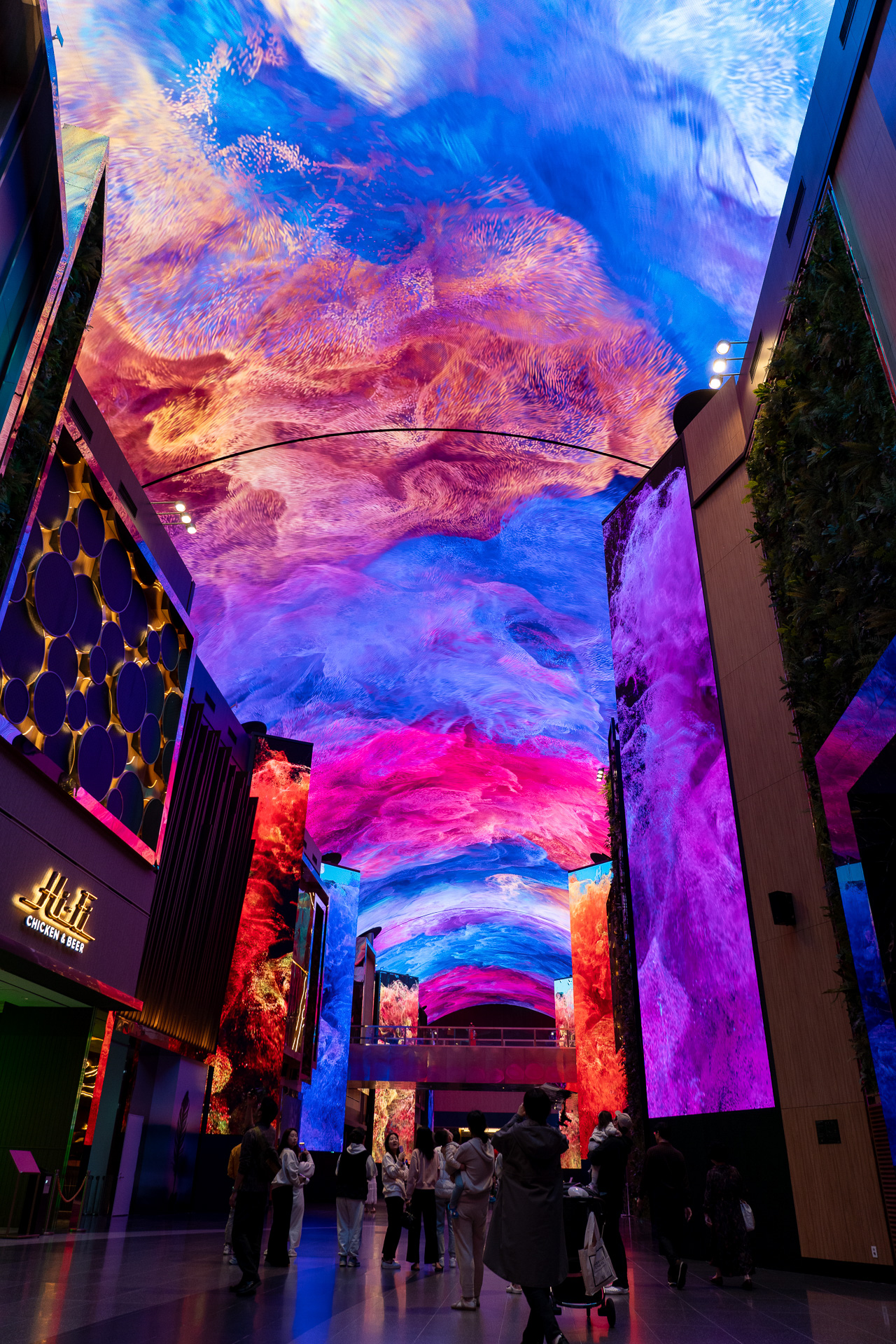 なにやら海の色が変わり……