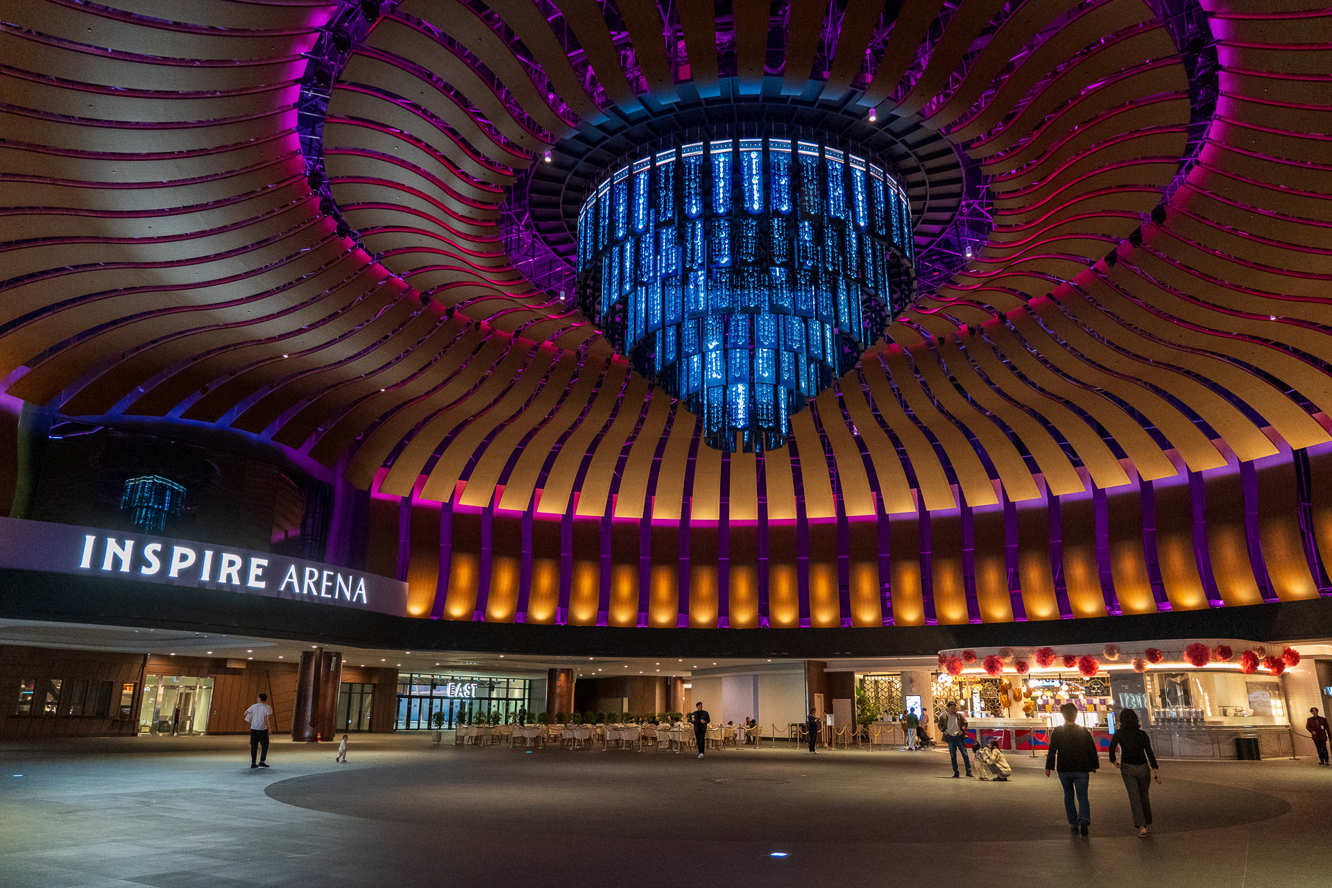 「ロタンダ」には動くデジタル・シャンデリア