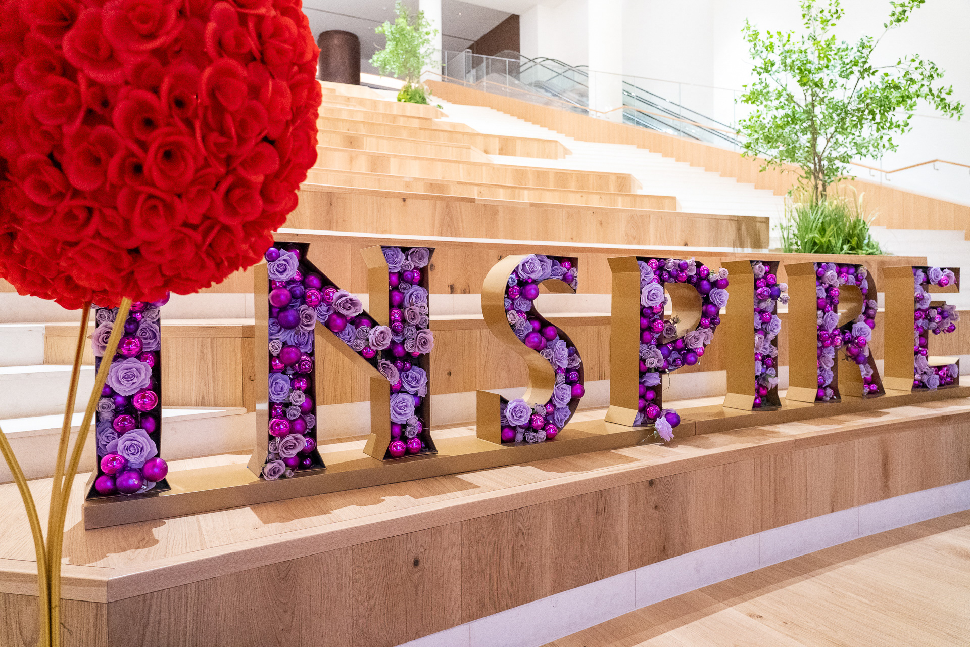 1階から2階へ上がるエスカレータ横にある映え階段