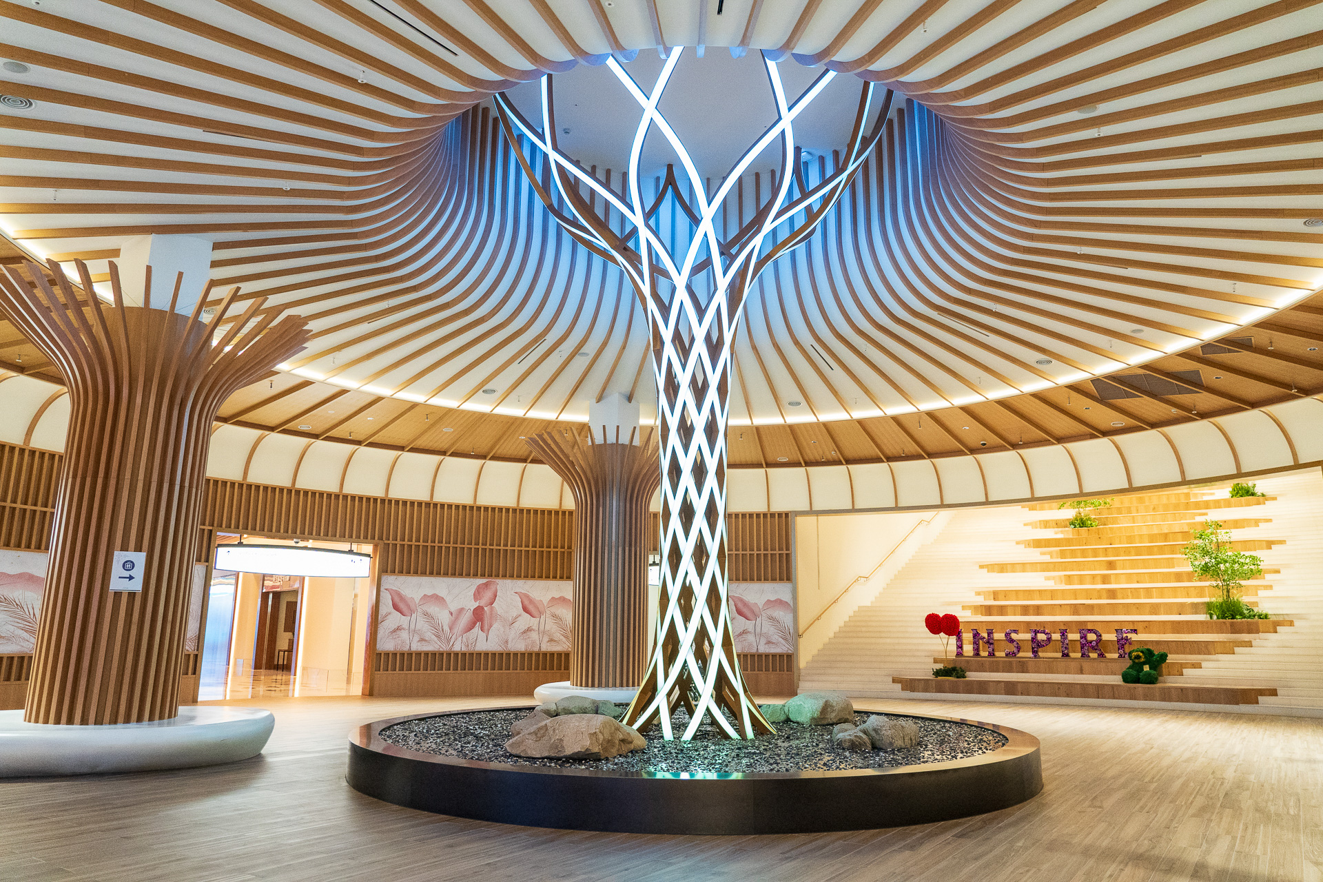 アートとショッピングの融合空間がモール各所に