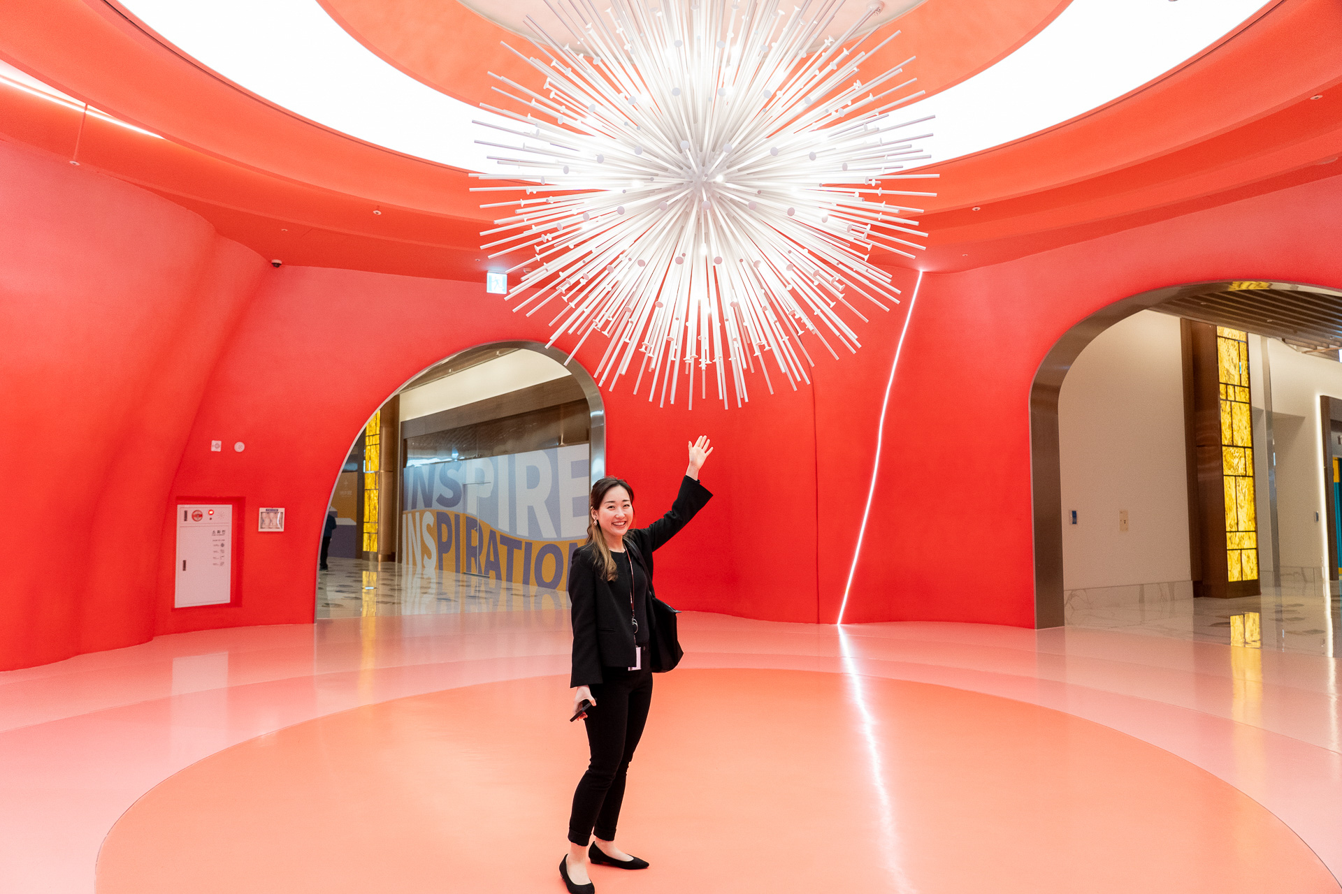 光、時間、宇宙など自然の神秘を表現