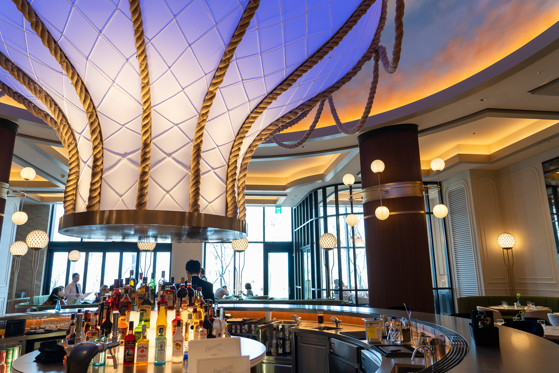 1783年に世界初の熱気球飛行を成功させたモンゴルフィエ兄弟の冒険心がコンセプトの「ブラッスリー1783」