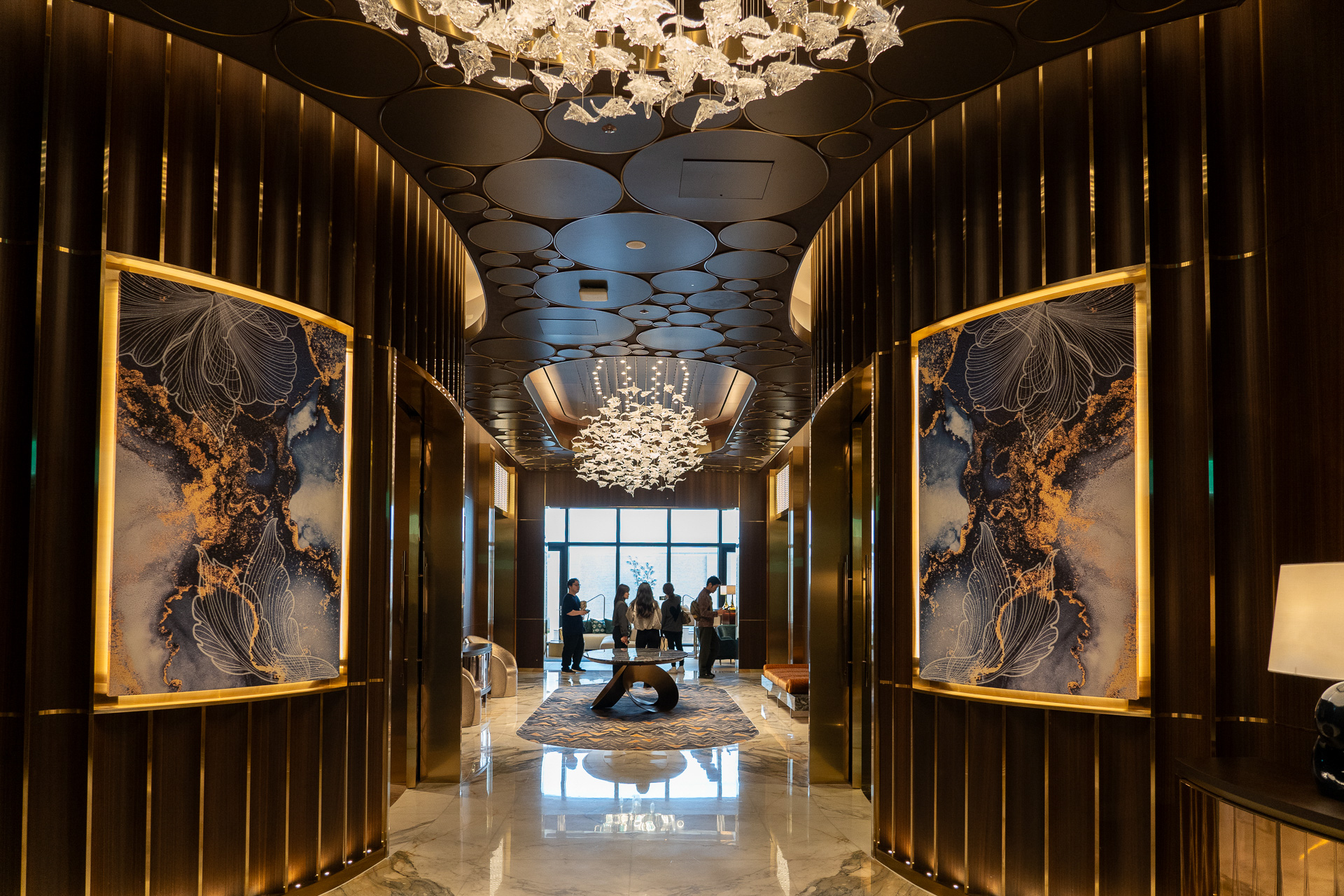 ウィラのドアを開けるとヨーロッパの美術館のよう