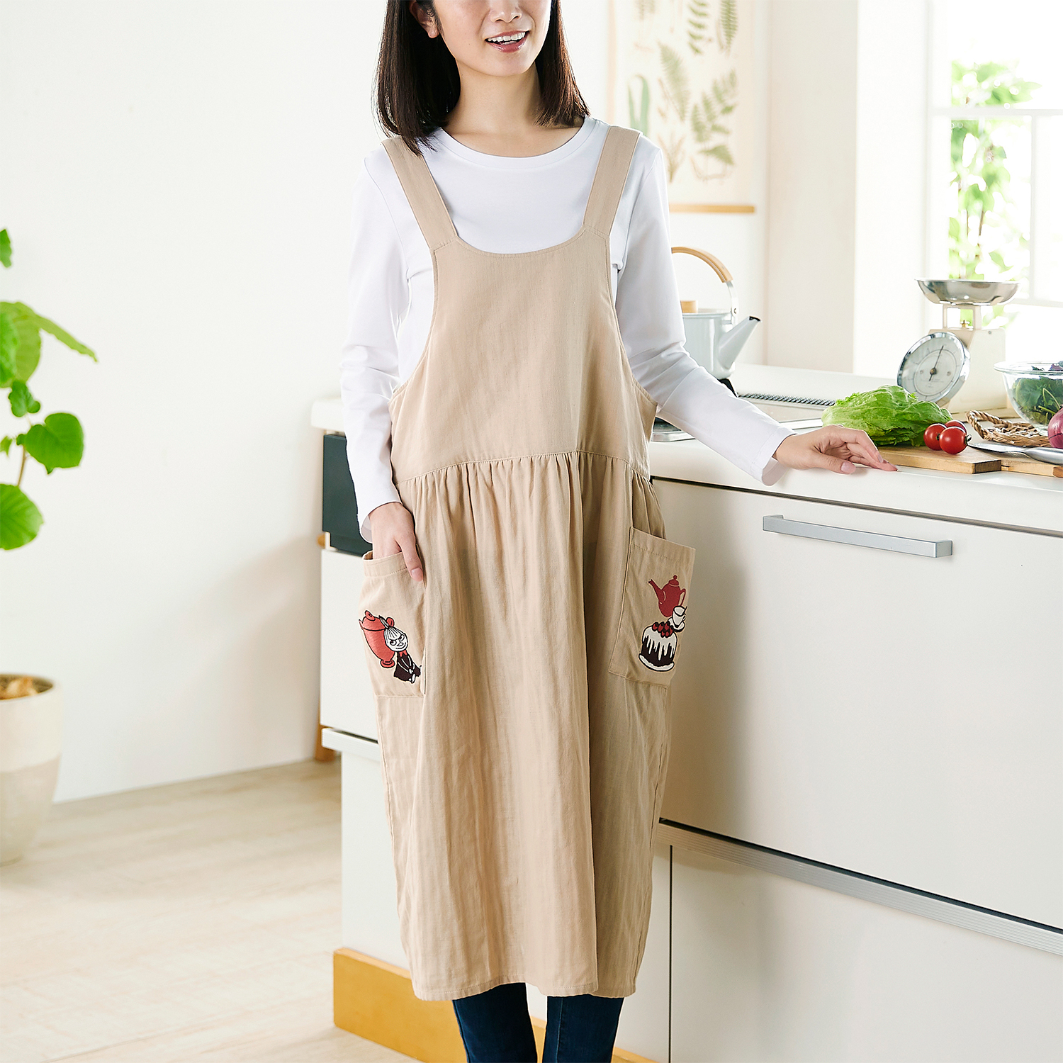 ダブルガーゼサロペットエプロン「ムーミン」（リトルミイ柄）は3月21日発売の新商品。サイズはM～LとL～LL