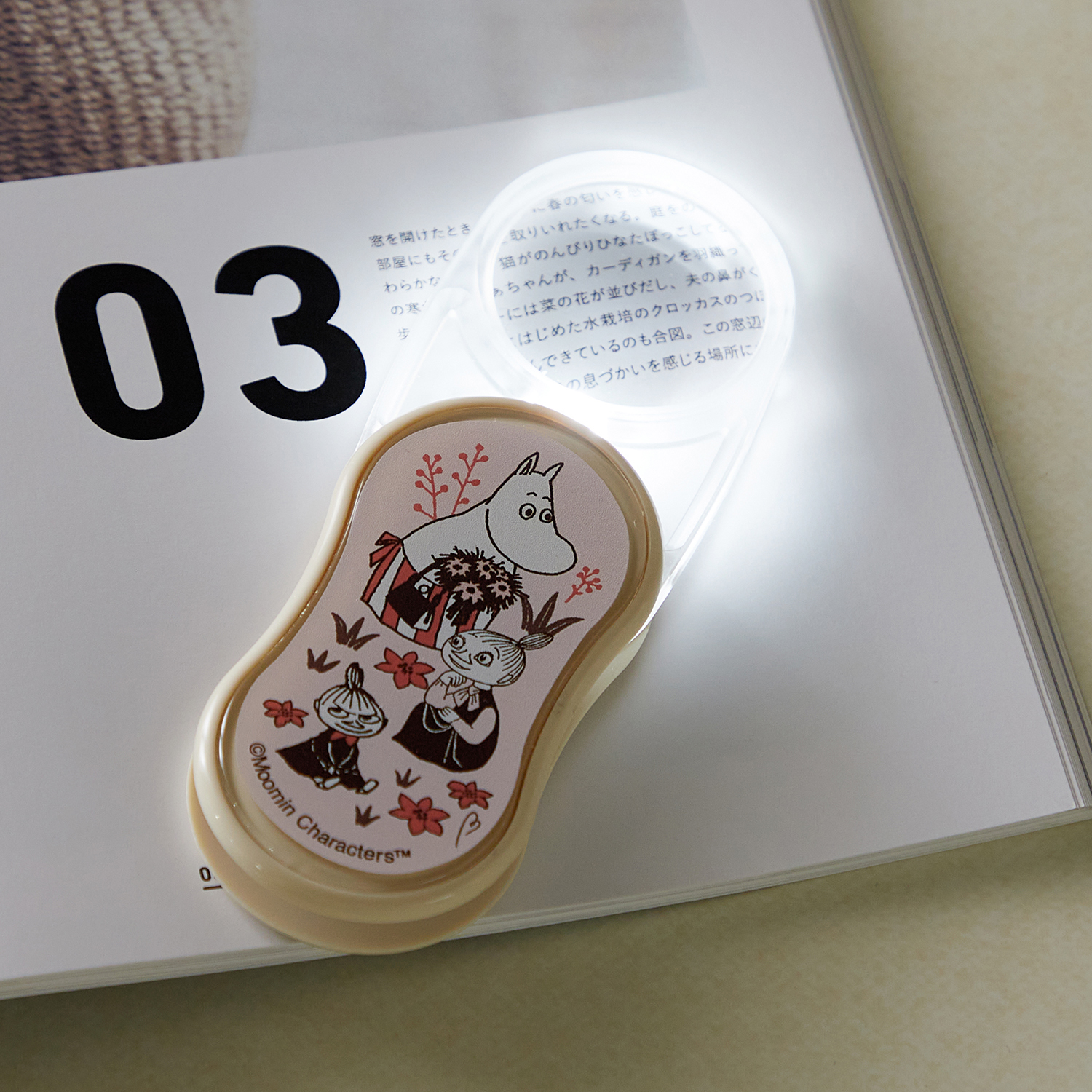 LEDライトが付くポケットルーペ「ムーミン」（ピンク色）。暗いところでも見えやすく、持ち運びに便利なポケットタイプのルーペ