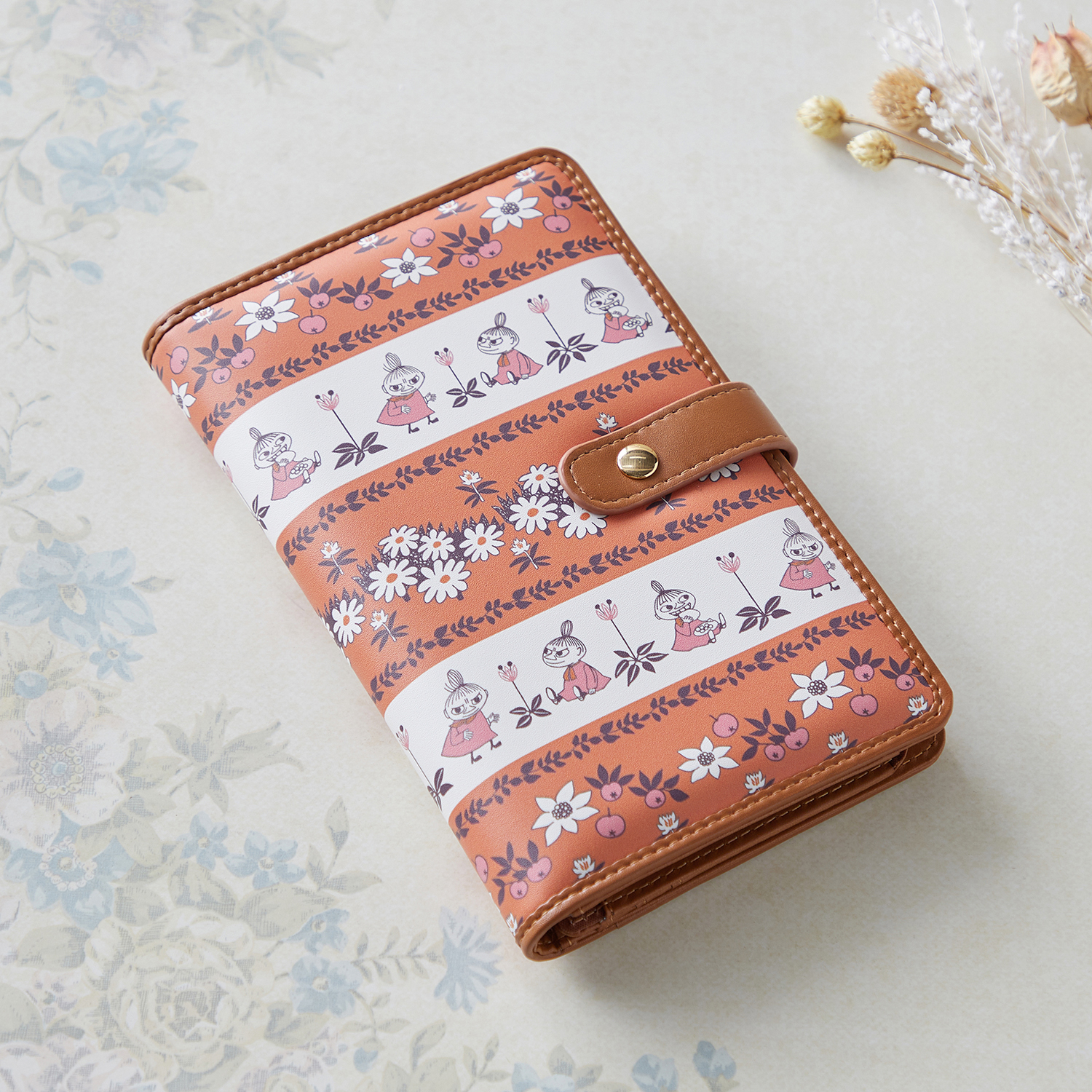 カードホルダーがたくさんあるお財布機能付きマルチケース「ムーミン」（リトルミイ柄）。ポケット部分にはパスポートやお薬手帳などもまとめて収納可能