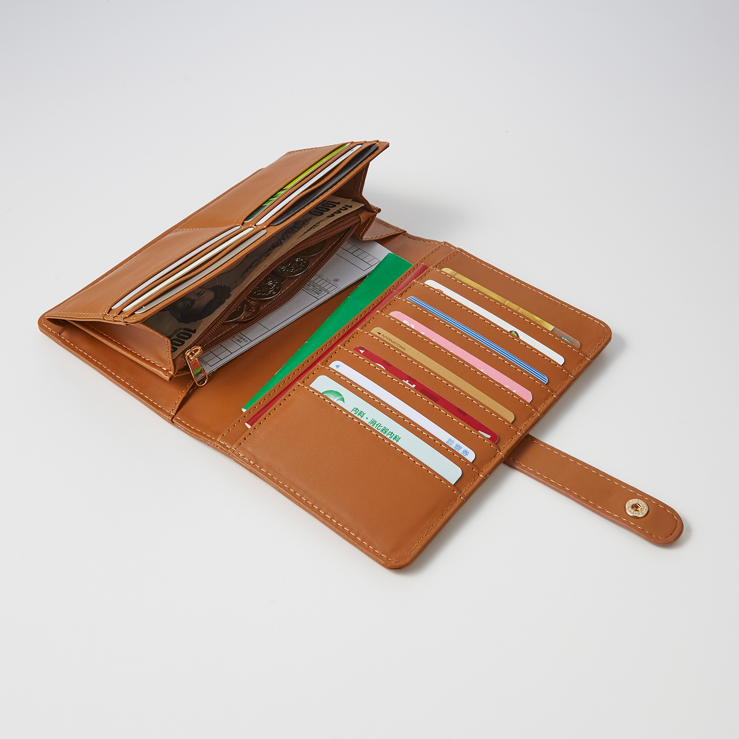 カードホルダーがたくさんあるお財布機能付きマルチケース「ムーミン」（リトルミイ柄）。ポケット部分にはパスポートやお薬手帳などもまとめて収納可能