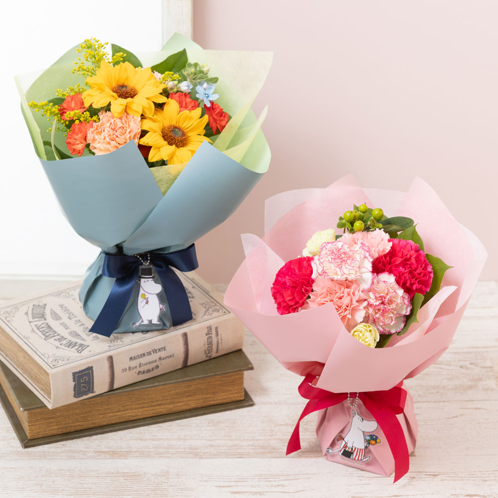 ムーミンママ＆ムーミンパパのアクリルキーホルダー付きスタンディングブーケは、そのまま飾れる生花の花束