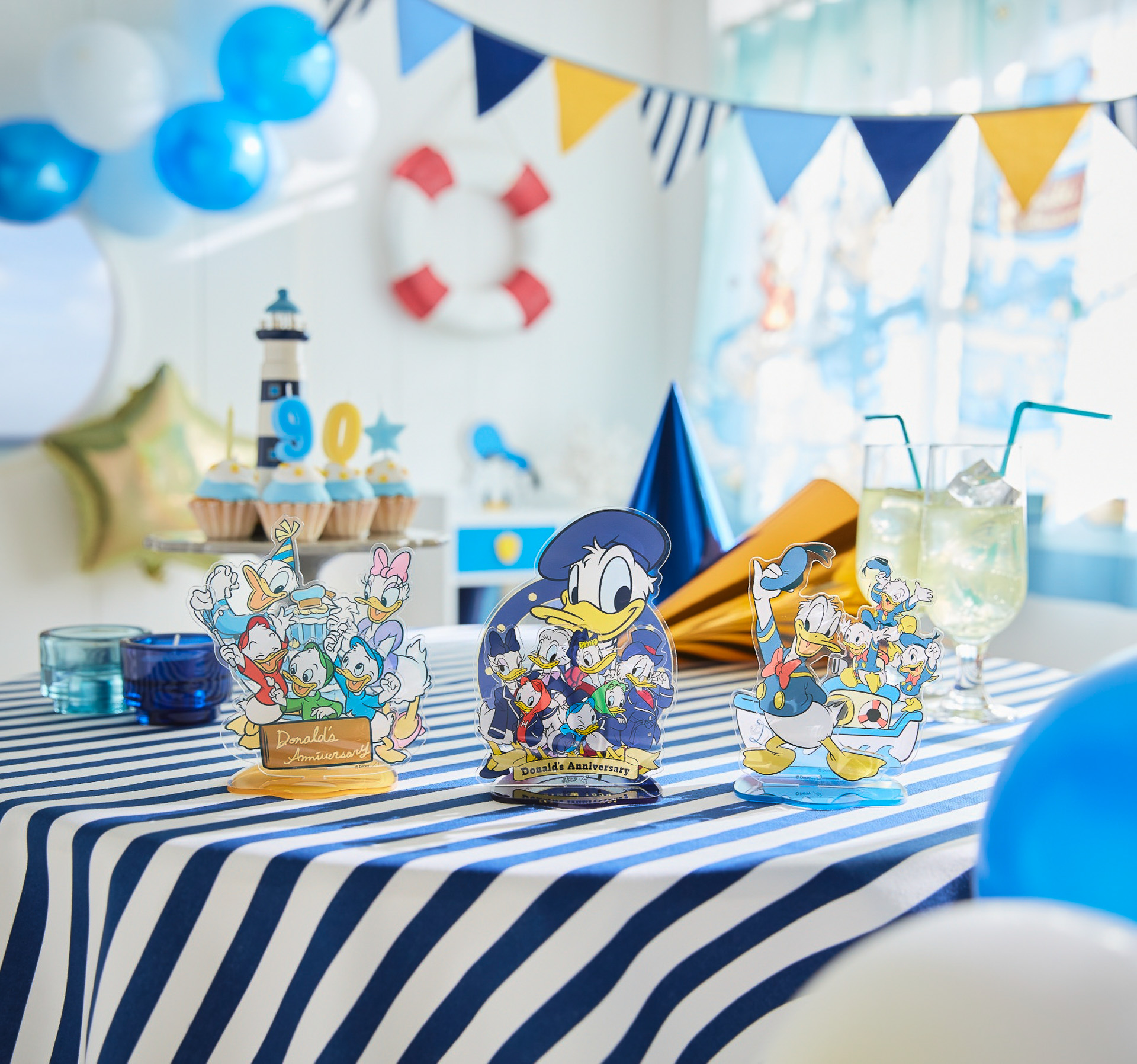 「アクリルスタンド」（2290円）