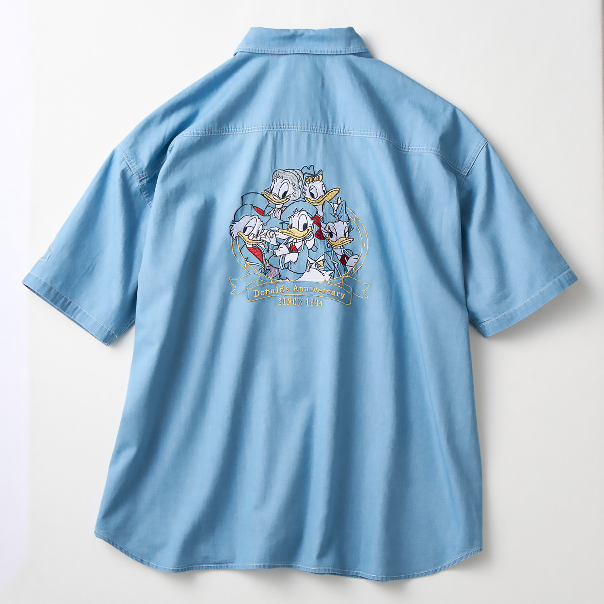 バックには大きくアートをデザイン