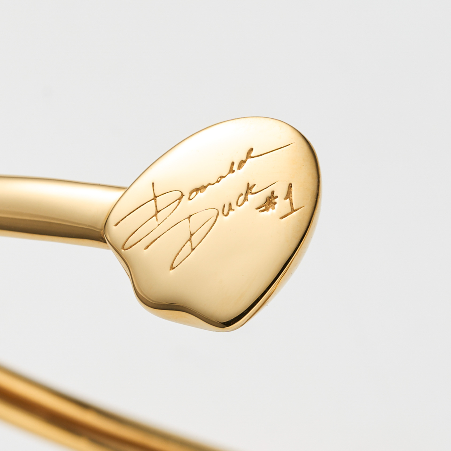 6月誕生石をあしらい、ドナルドのサイン入り