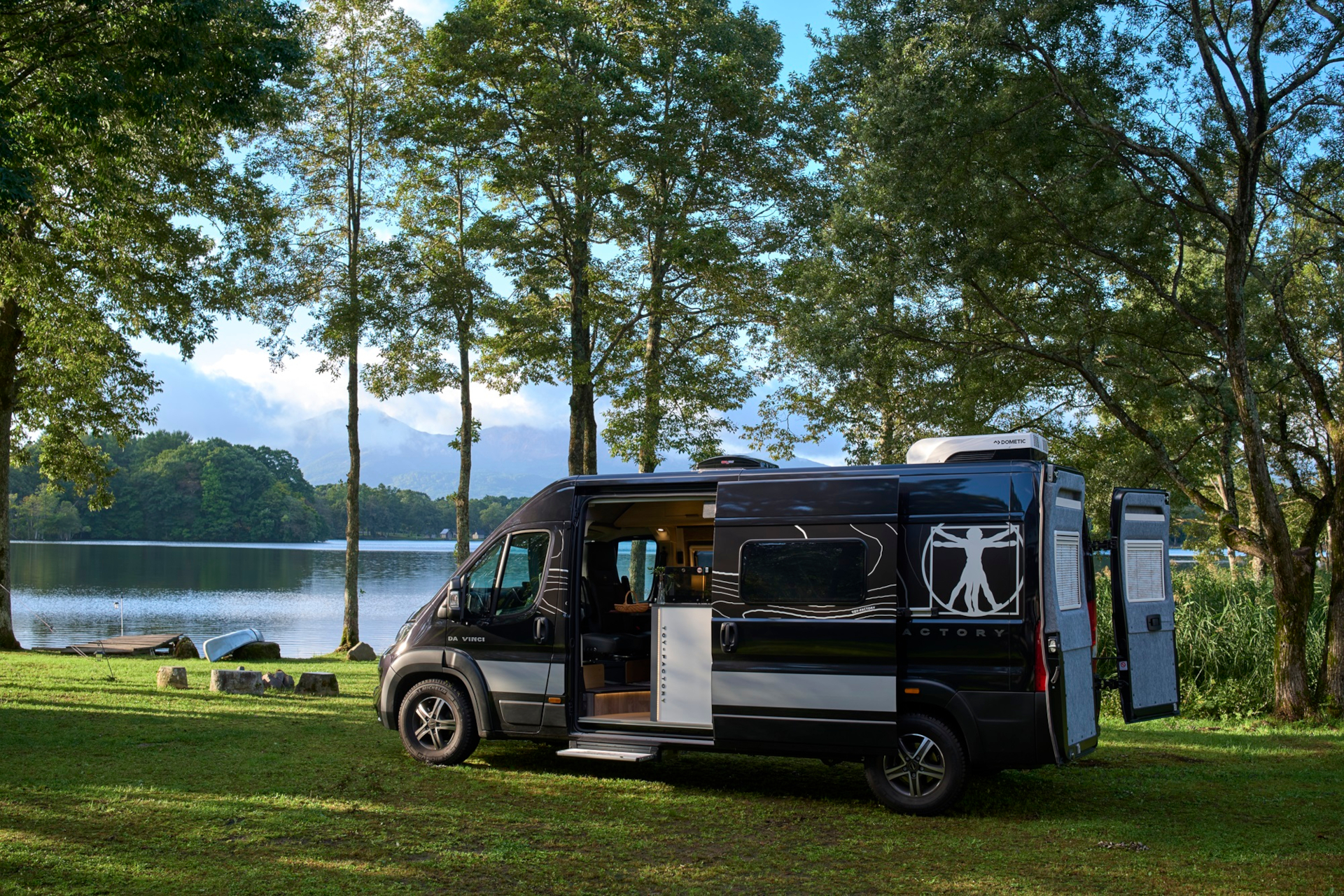 トイファクトリー製フィアットデュカトベースの新型キャンピングカー「TOY-FACORY DA VINCI Lusso 6.0」（左）、「TOY-FACORY DA VINCI 6.0」（右）など