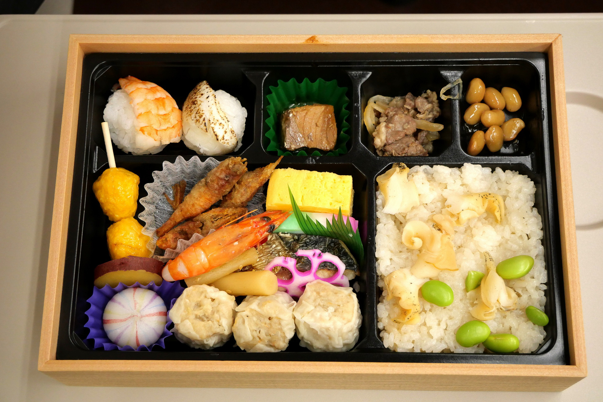 掛け紙を取ると、北陸シウマイとともにバラエティに富んだおかずが目に飛び込んでくる