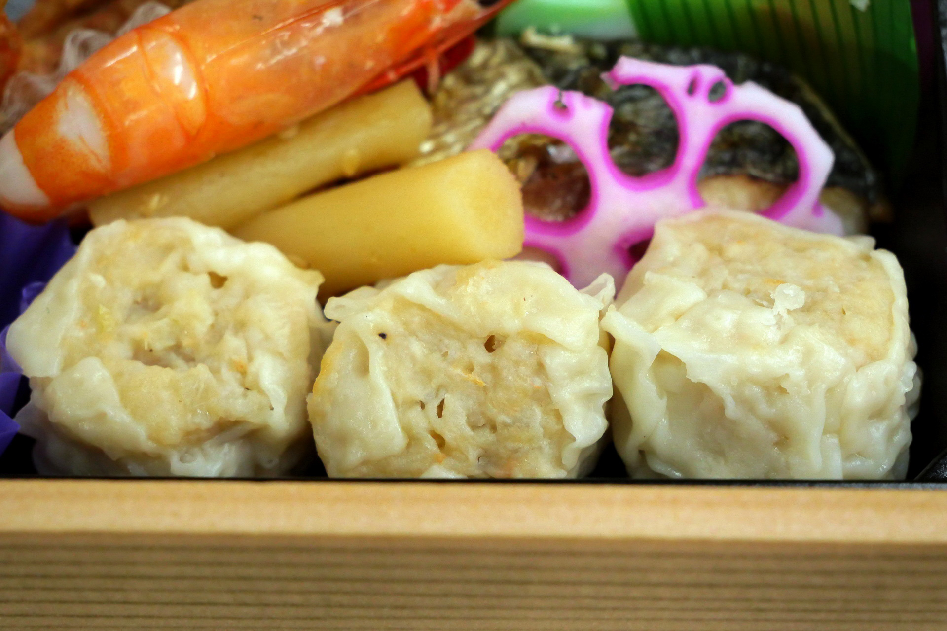 北陸新幹線弁当には、北陸シウマイが3個盛り付けられている