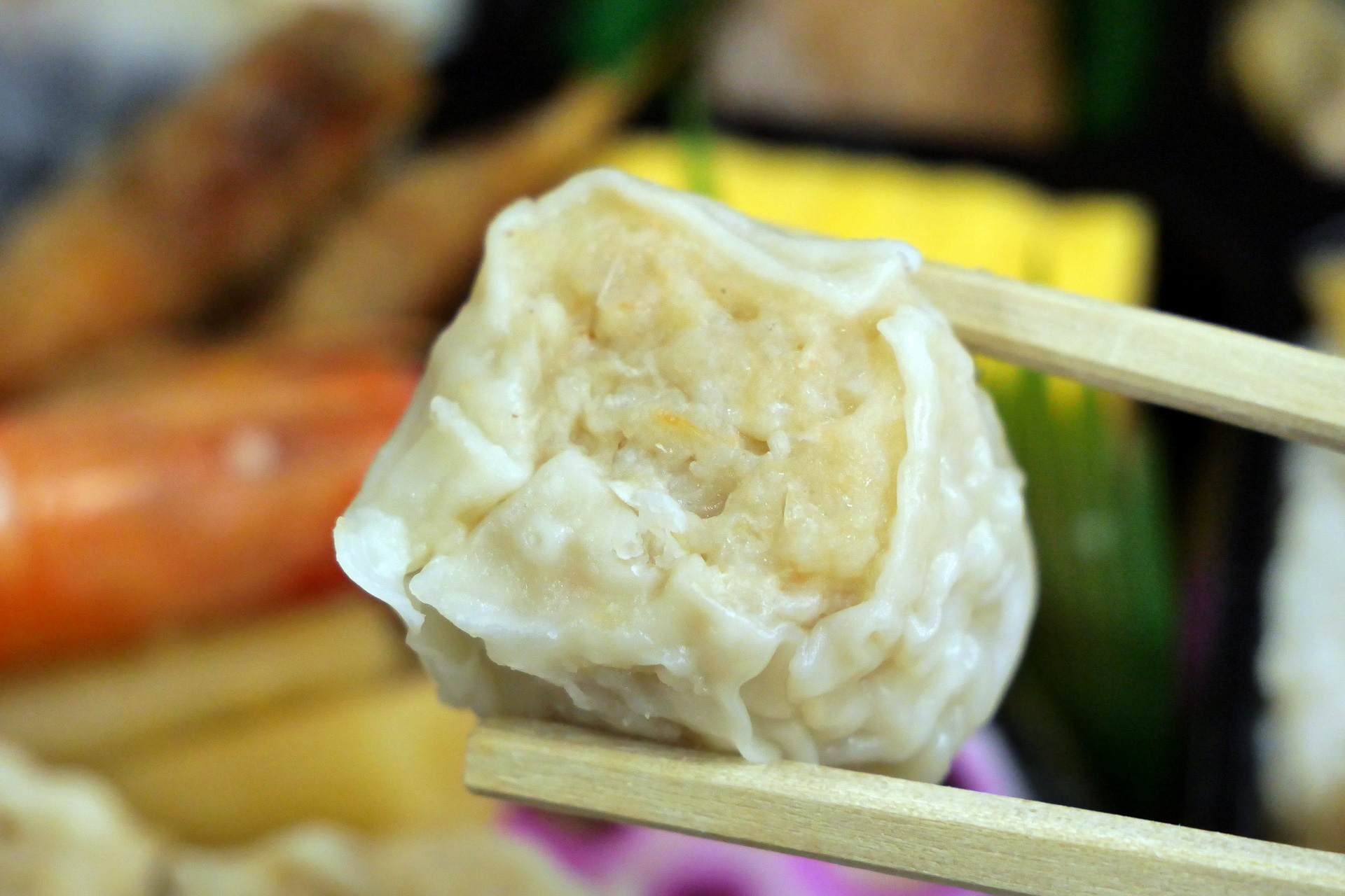 ホタテの旨味に、福井サーモン、白エビ、いしるを加えた北陸オリジナルのシウマイは魚介の風味が強く、あっさりとした味わい