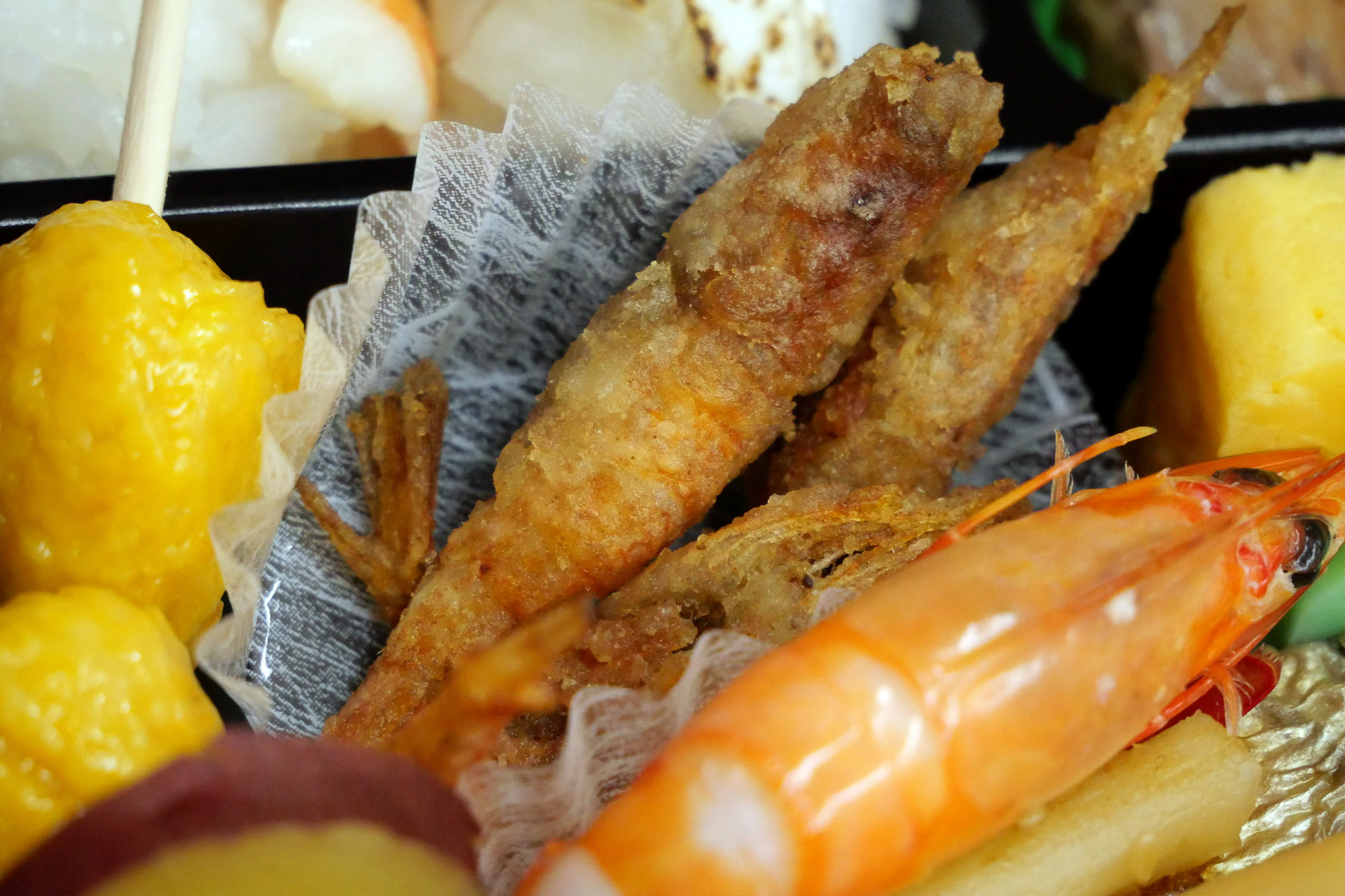 ガスエビの唐揚げは口いっぱいに独特の甘さが広がる