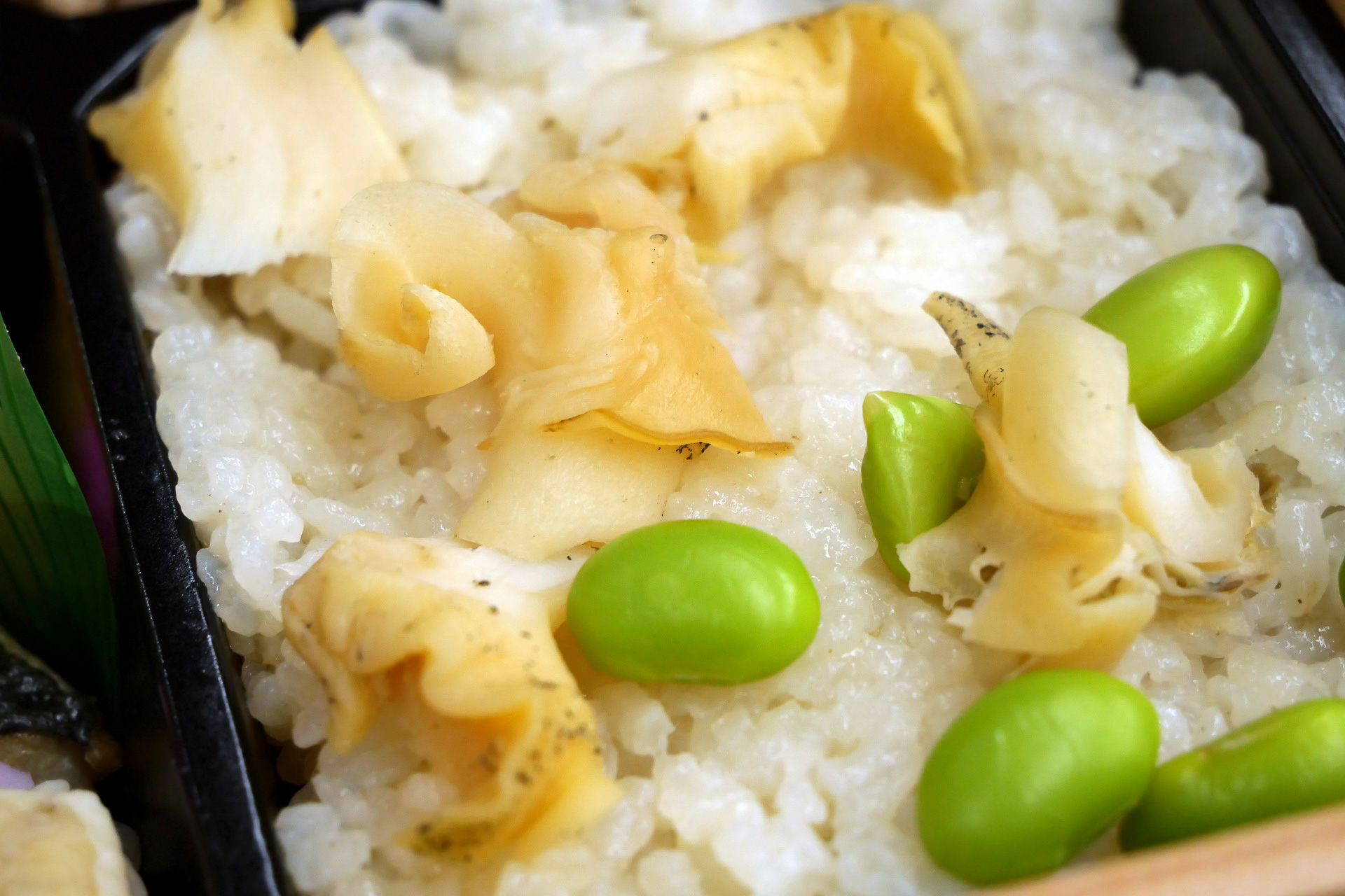 バイ貝のお出汁で炊きあげたご飯の上にはバイ貝の旨煮。石川地方の郷土の味わいがストレートに楽しめる