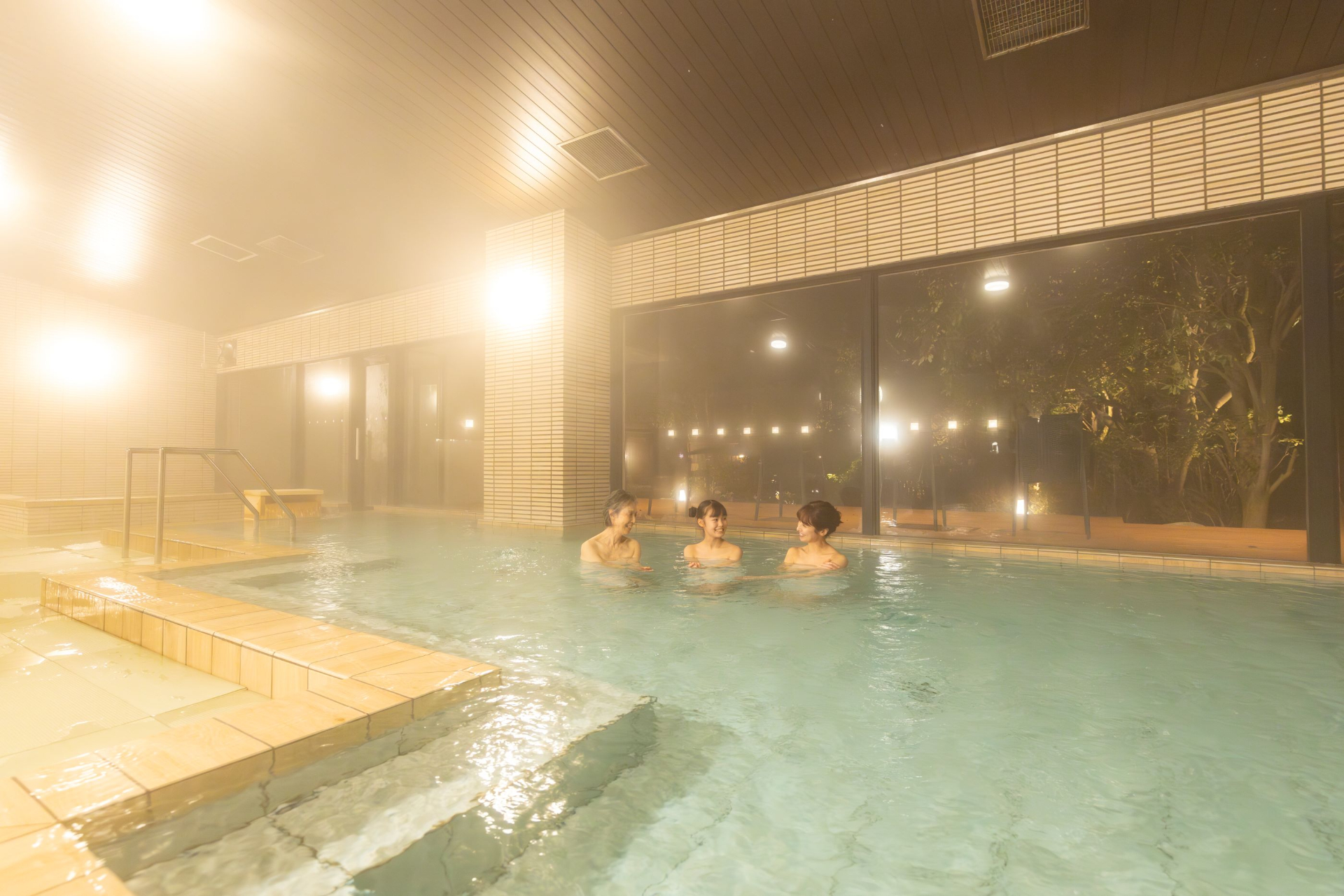 畳敷きの大浴場にはジャグジーやサウナも