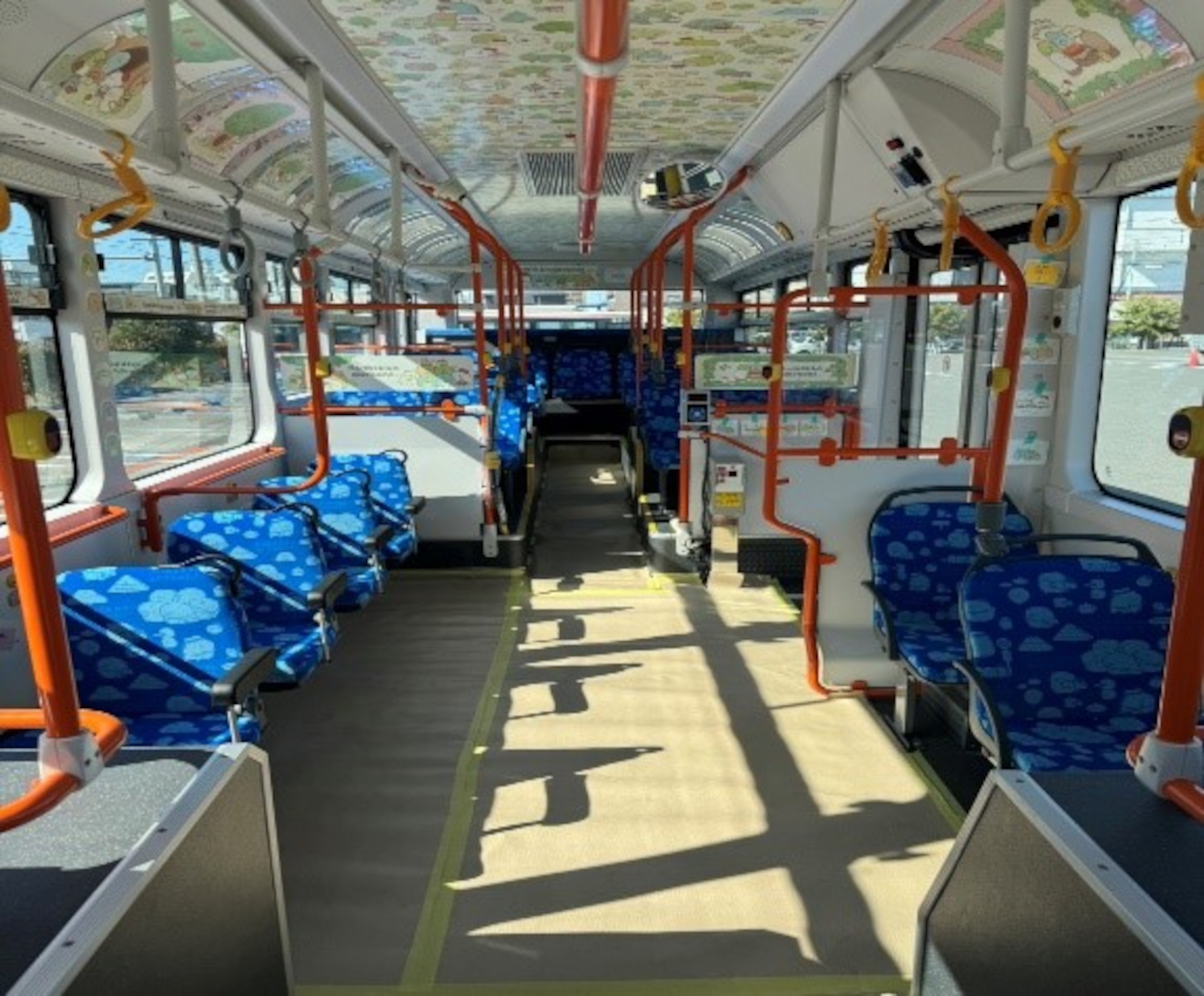 森に集まるすみっコたちを電気バスの車両内外にデザイン