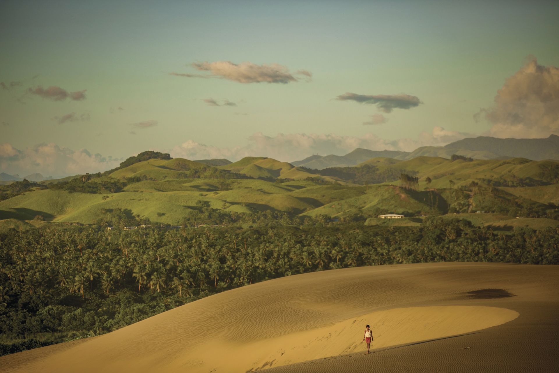 ビチレブ島のコーラルコーストにあるフィジー初の国立公園「シンガトカ砂丘」（Tourism Fiji）